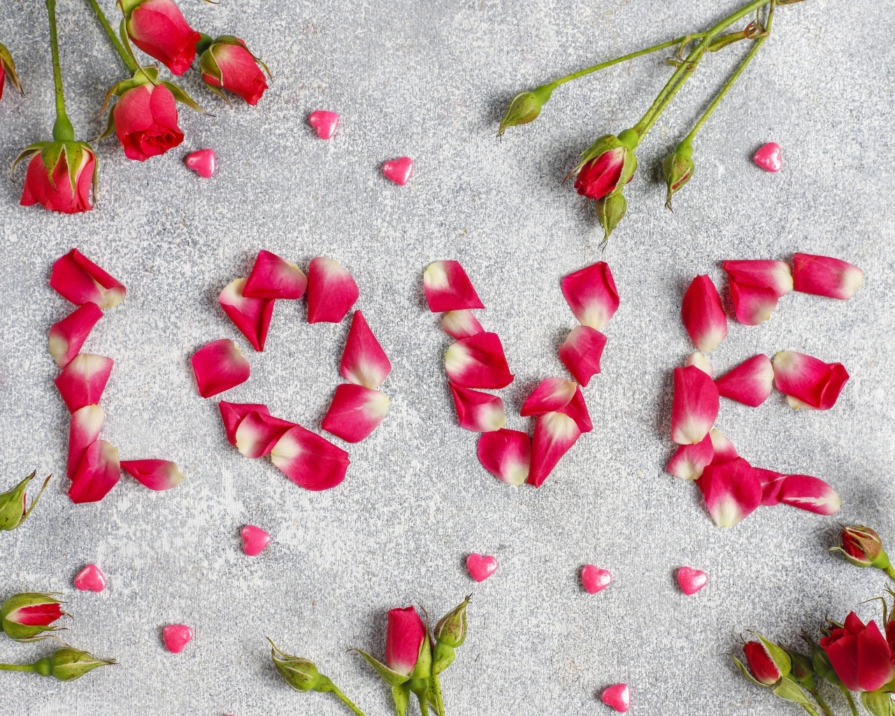 Надпись любовь из лепестков розы