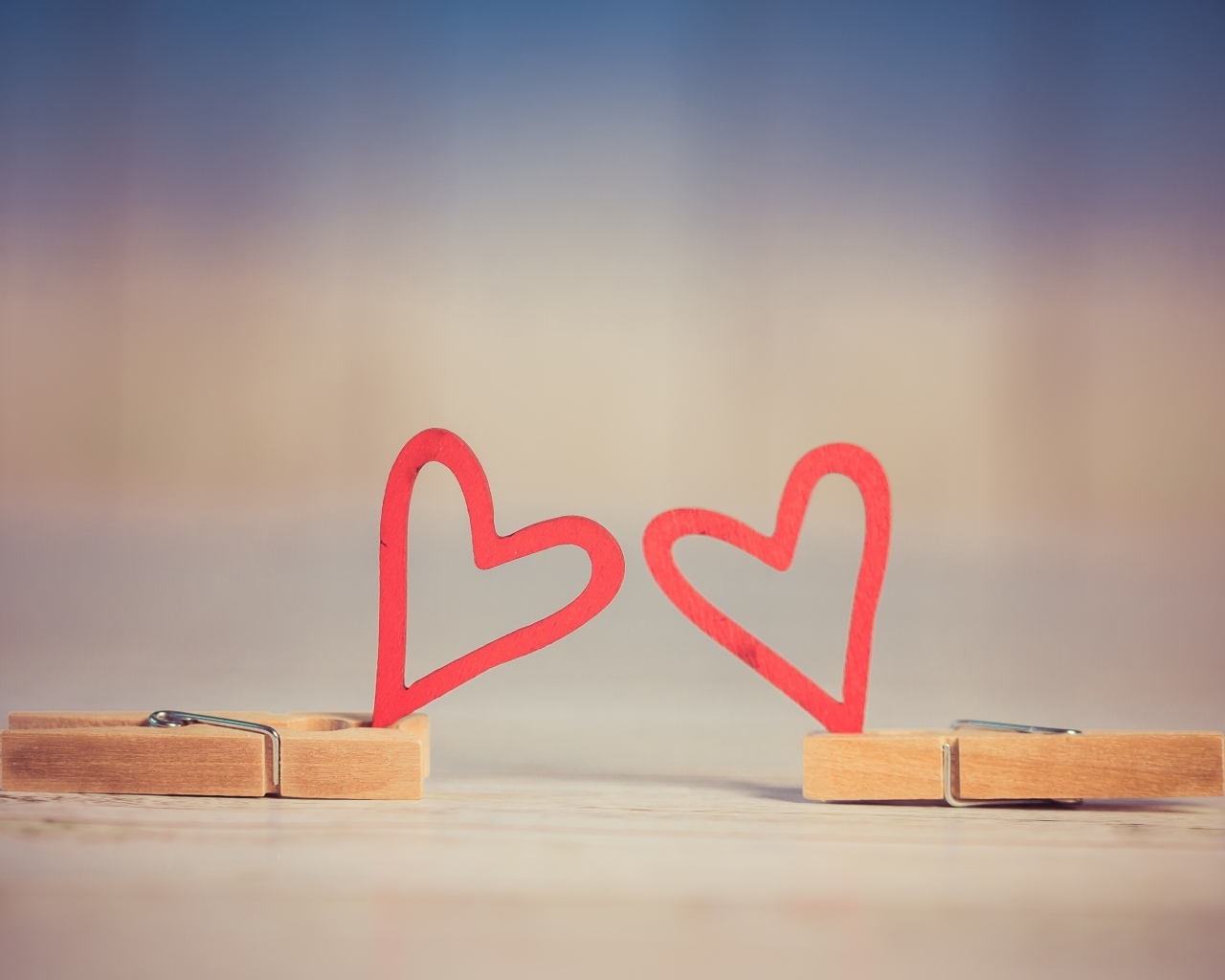 Две прищепки с красным сердцем