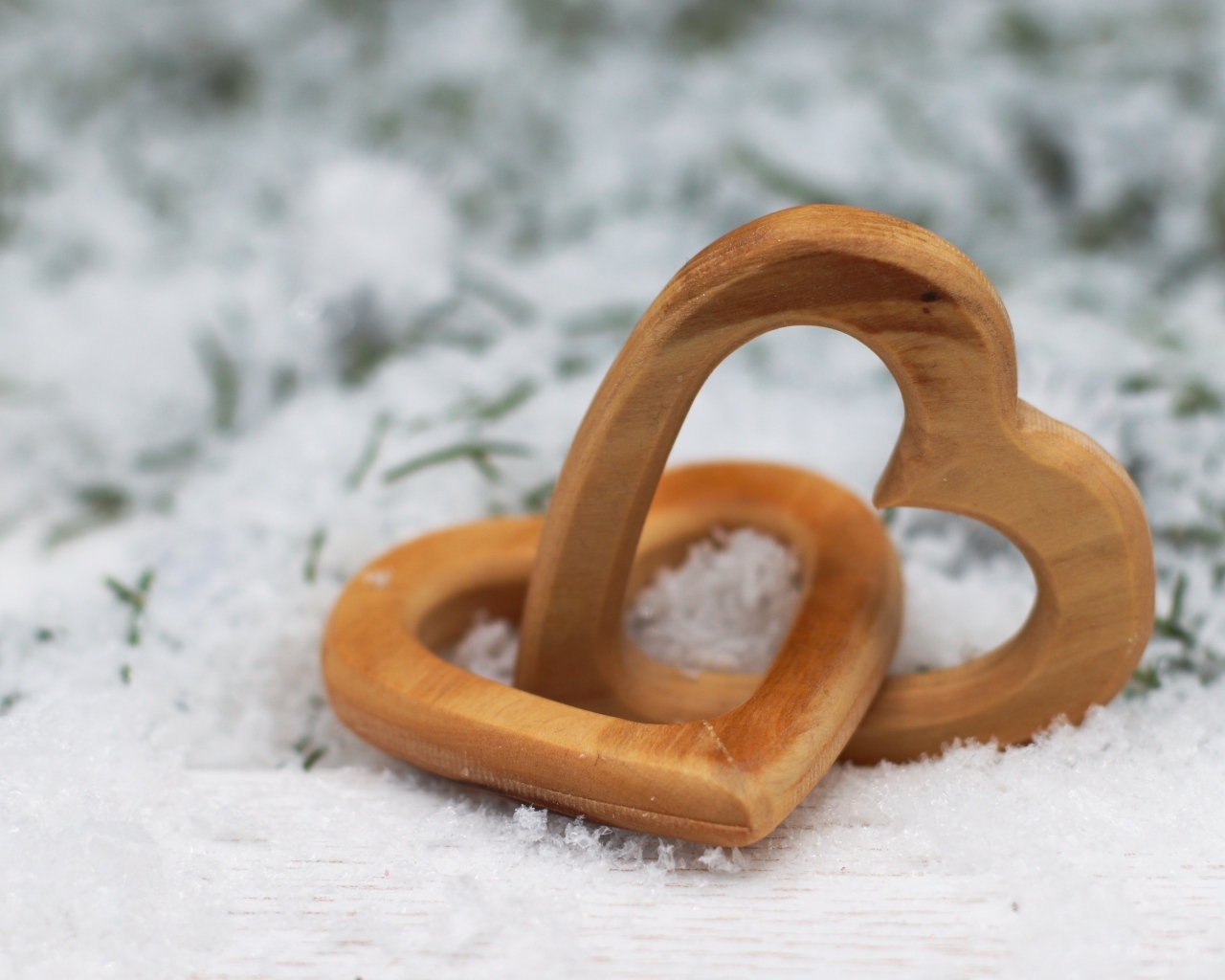 Два деревянных сердца на снегу