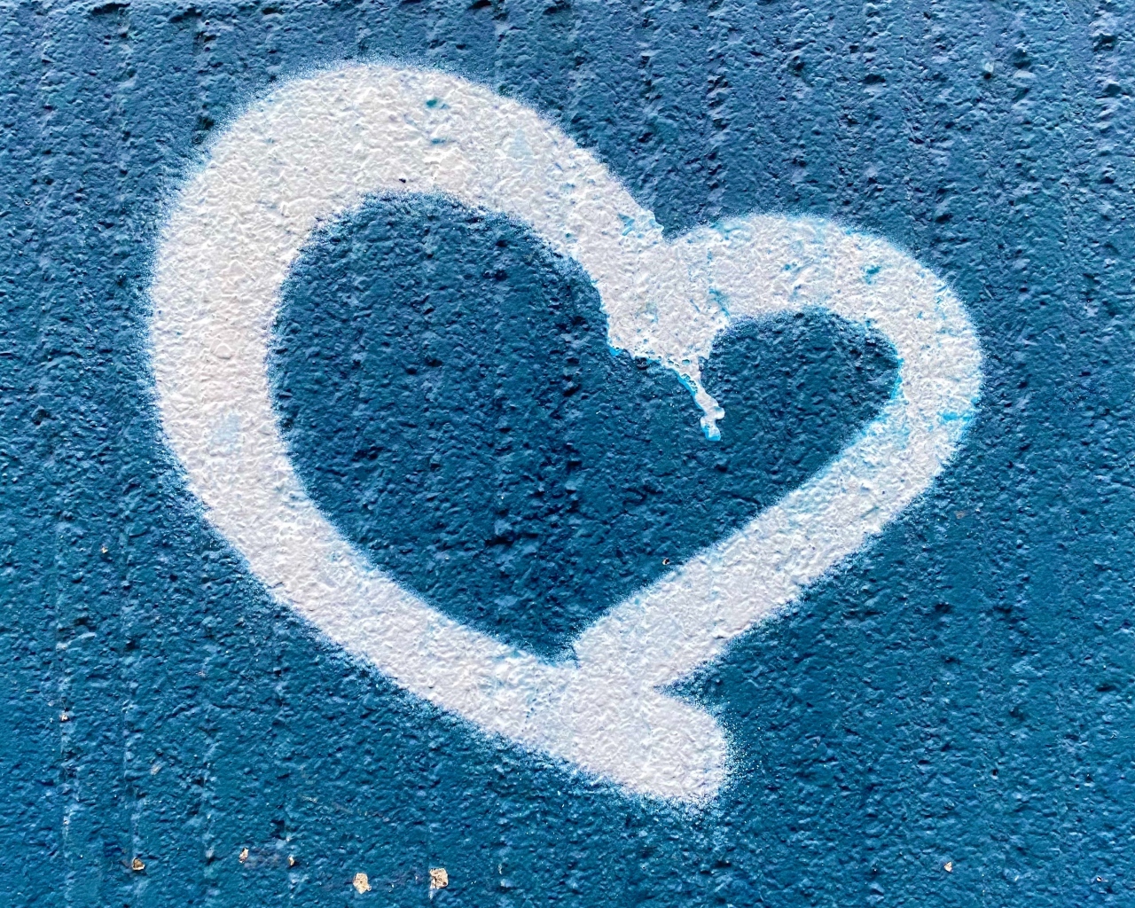 Белое сердце на синей стене