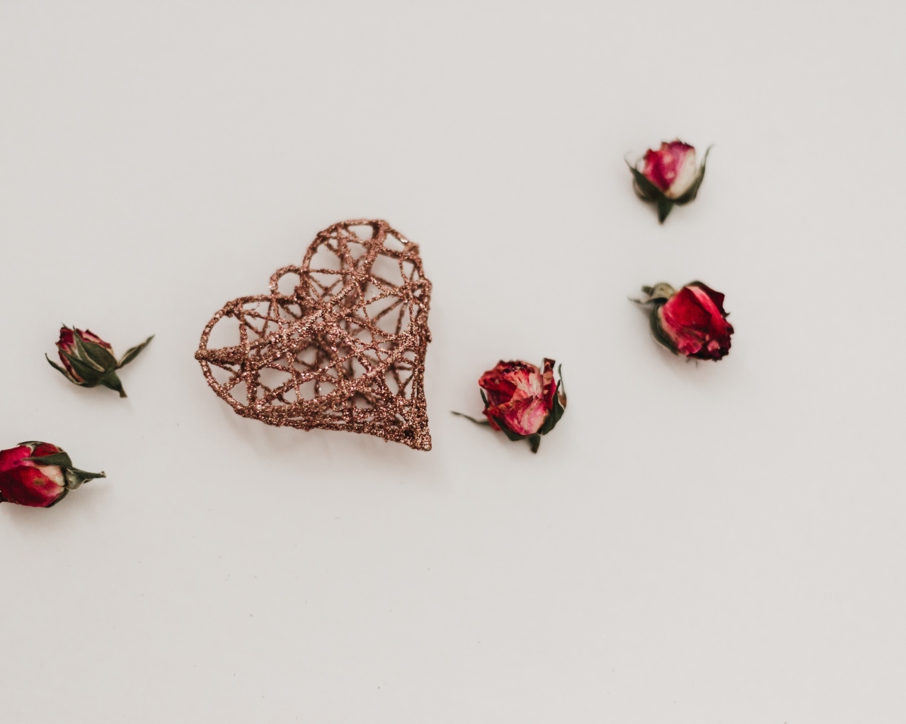 Сердце из проволоки с сухими цветами на сером фоне