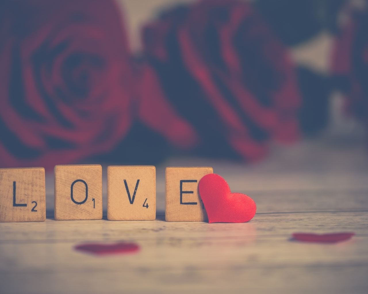 Деревянные кубики с надписью любовь с красным сердечком