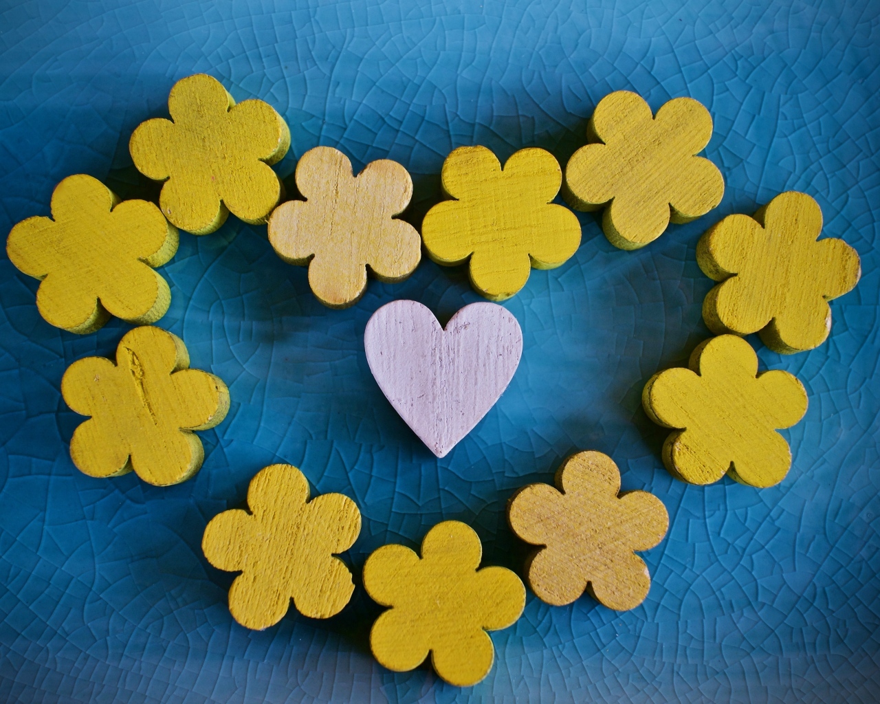 Деревянные цветы и сердечко на голубом фоне