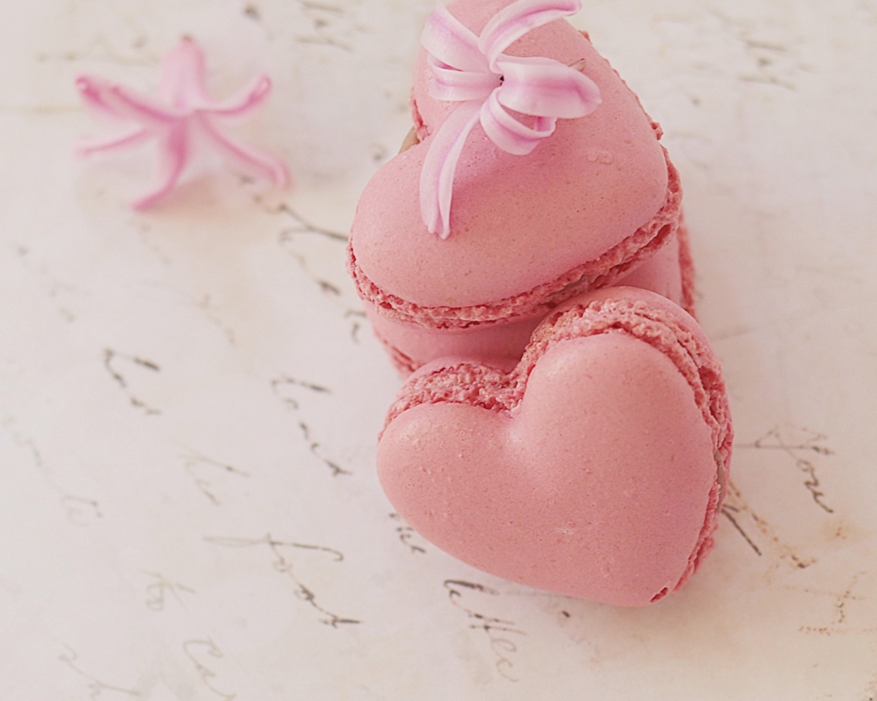 Розовый десерт макарун в форме сердца