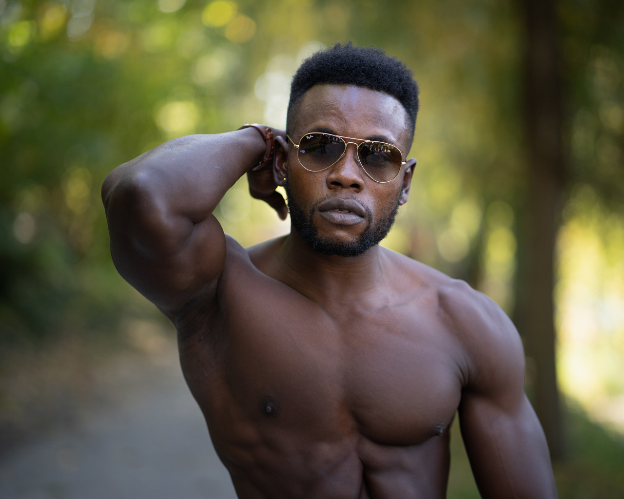 Накаченный сильный темнокожий мужчина