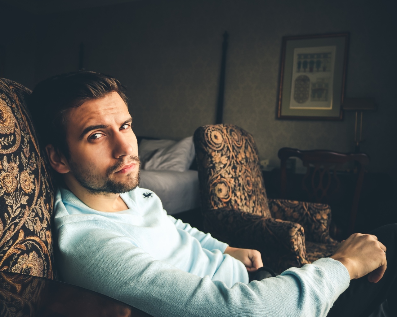 Деловой мужчина сидит в кресле 