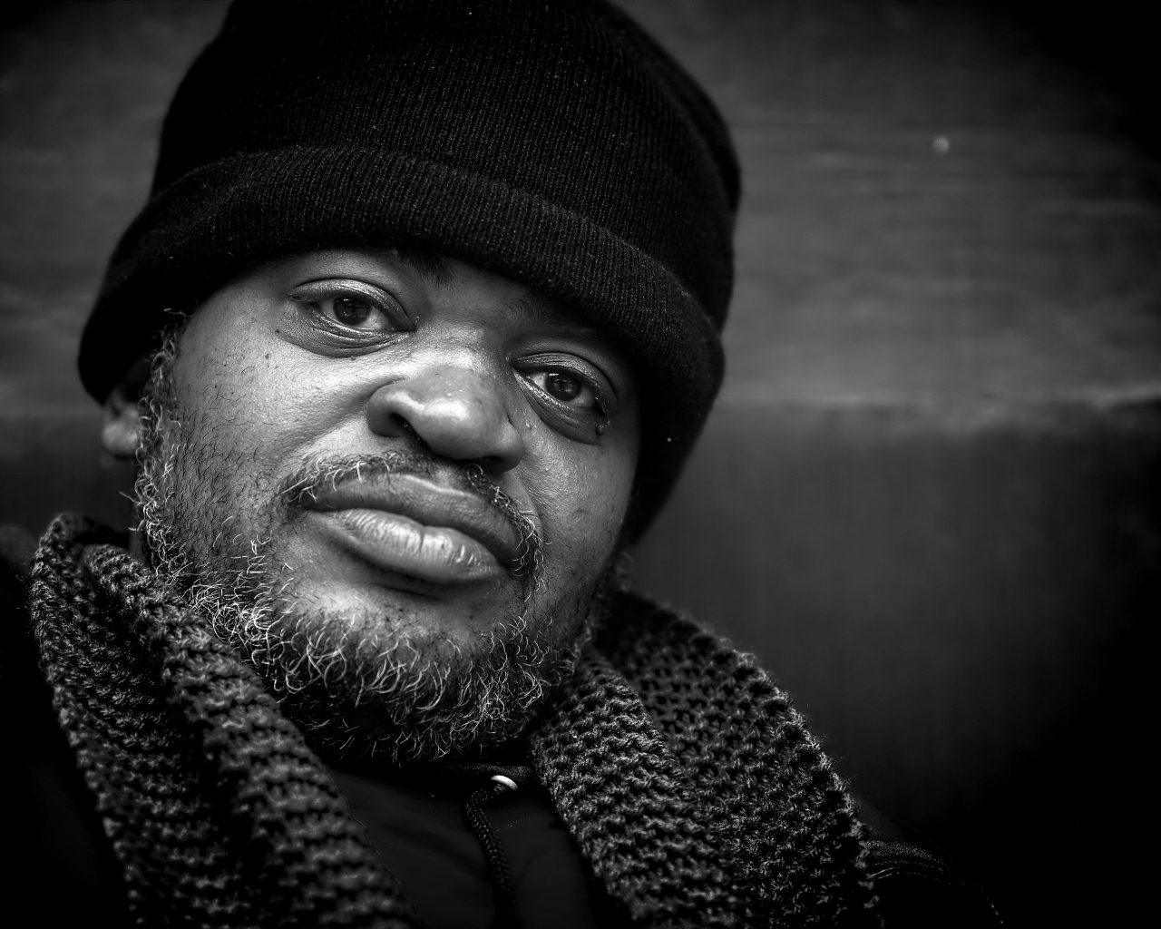 Пожилой темнокожий мужчина в черной шапке