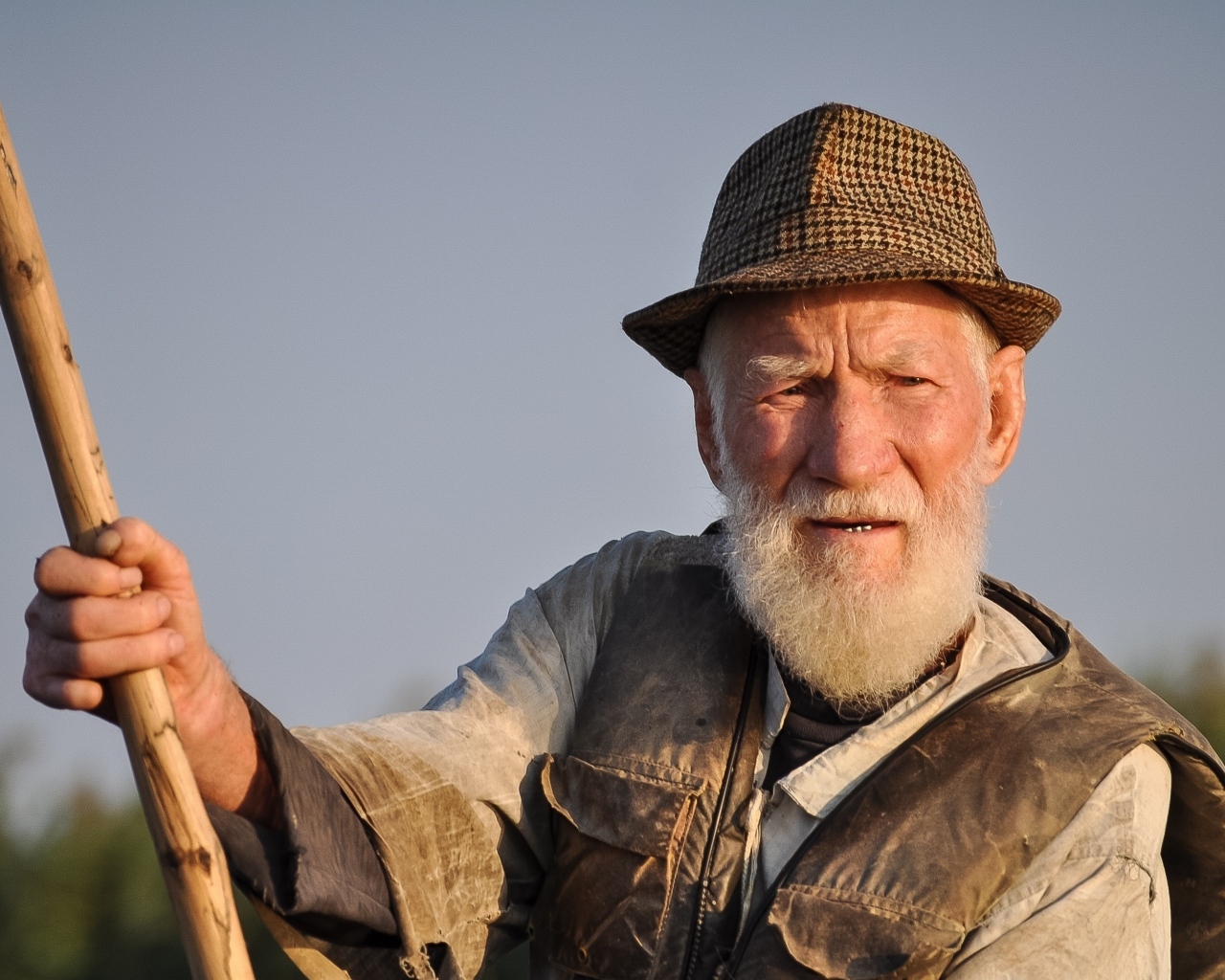 Пожилой мужчина рыбак 