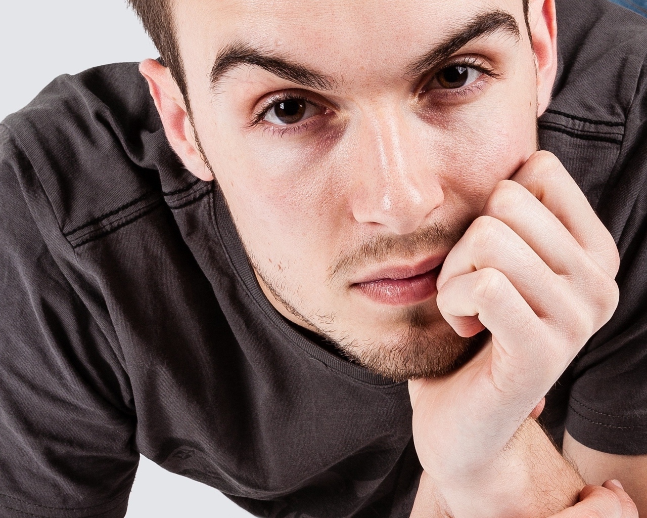 Красивый кареглазый мужчина в футболке