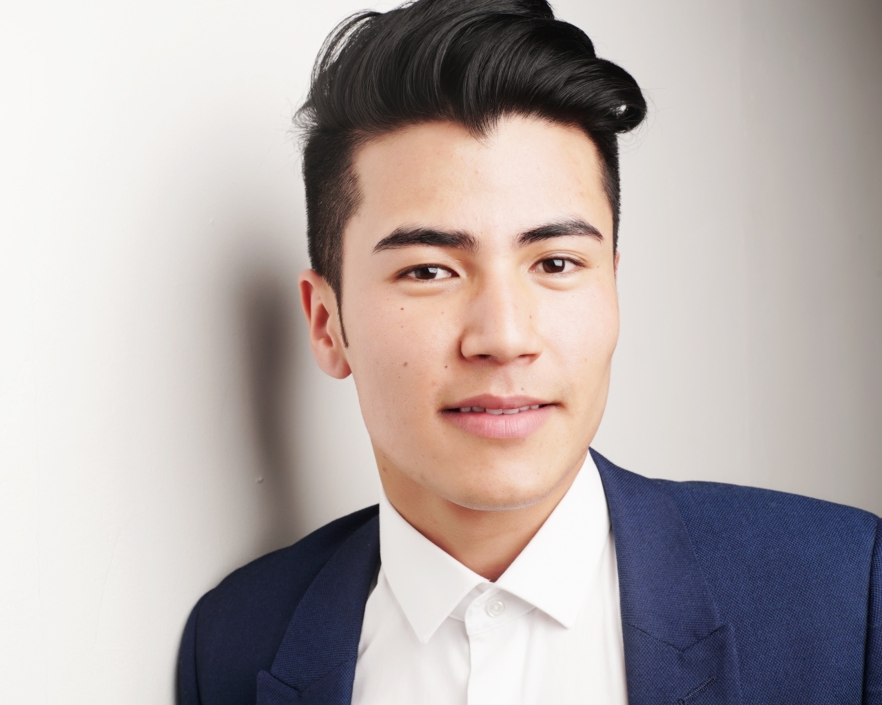 Красивый мужчина модель с прической