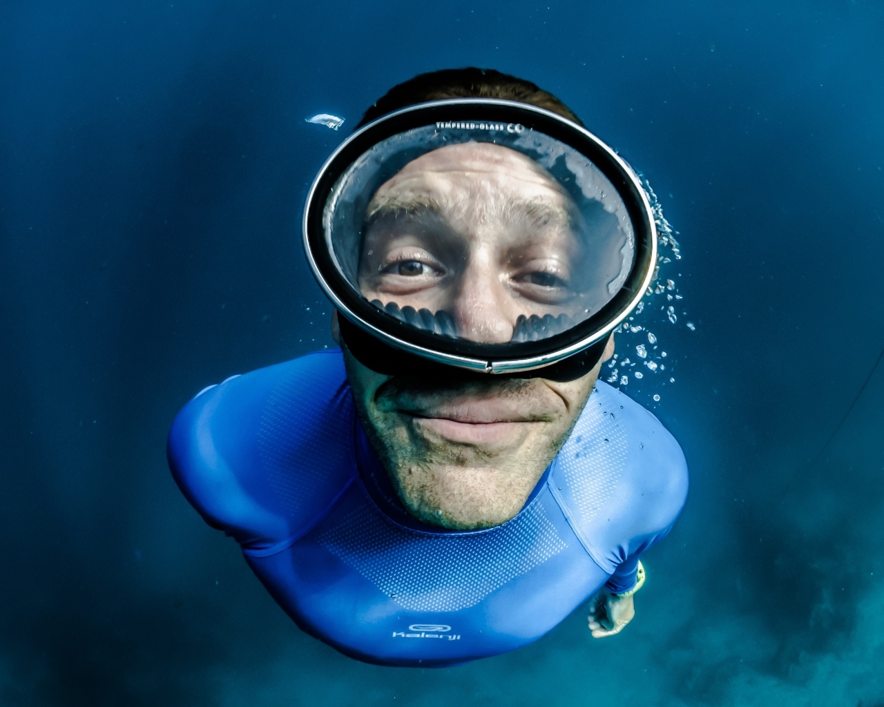 Мужчина водолаз в маске