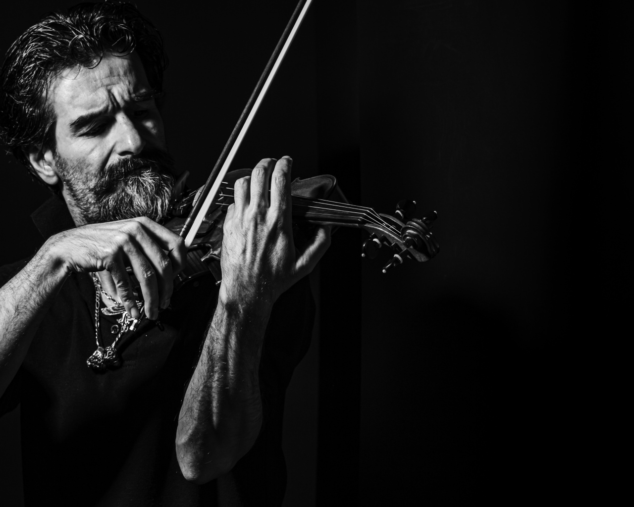 Мужчина музыкант со скрипкой в руках