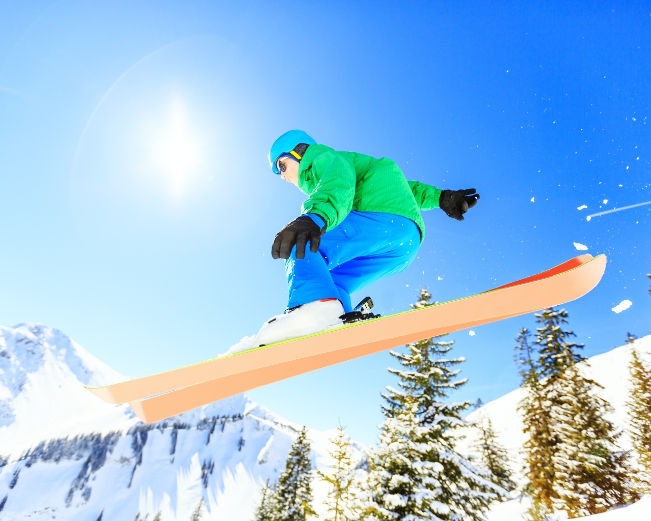 Мужчина сноубордист на заснеженном склоне