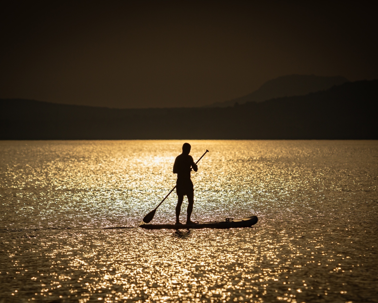 Мужчина серфингист в море на закате