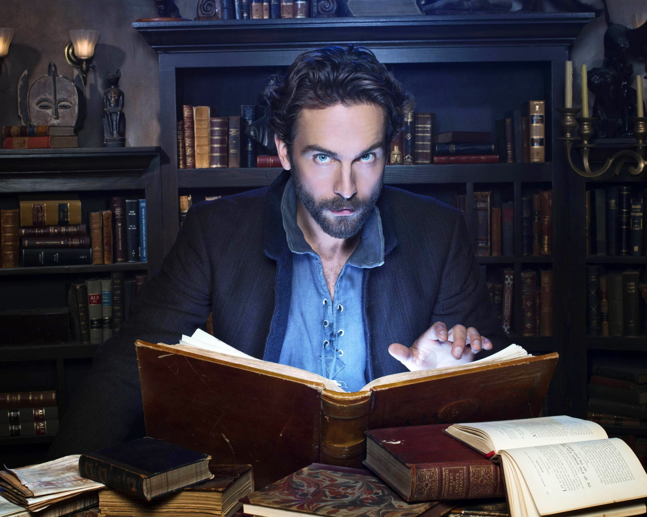 Мужчина с книгой в библиотеке