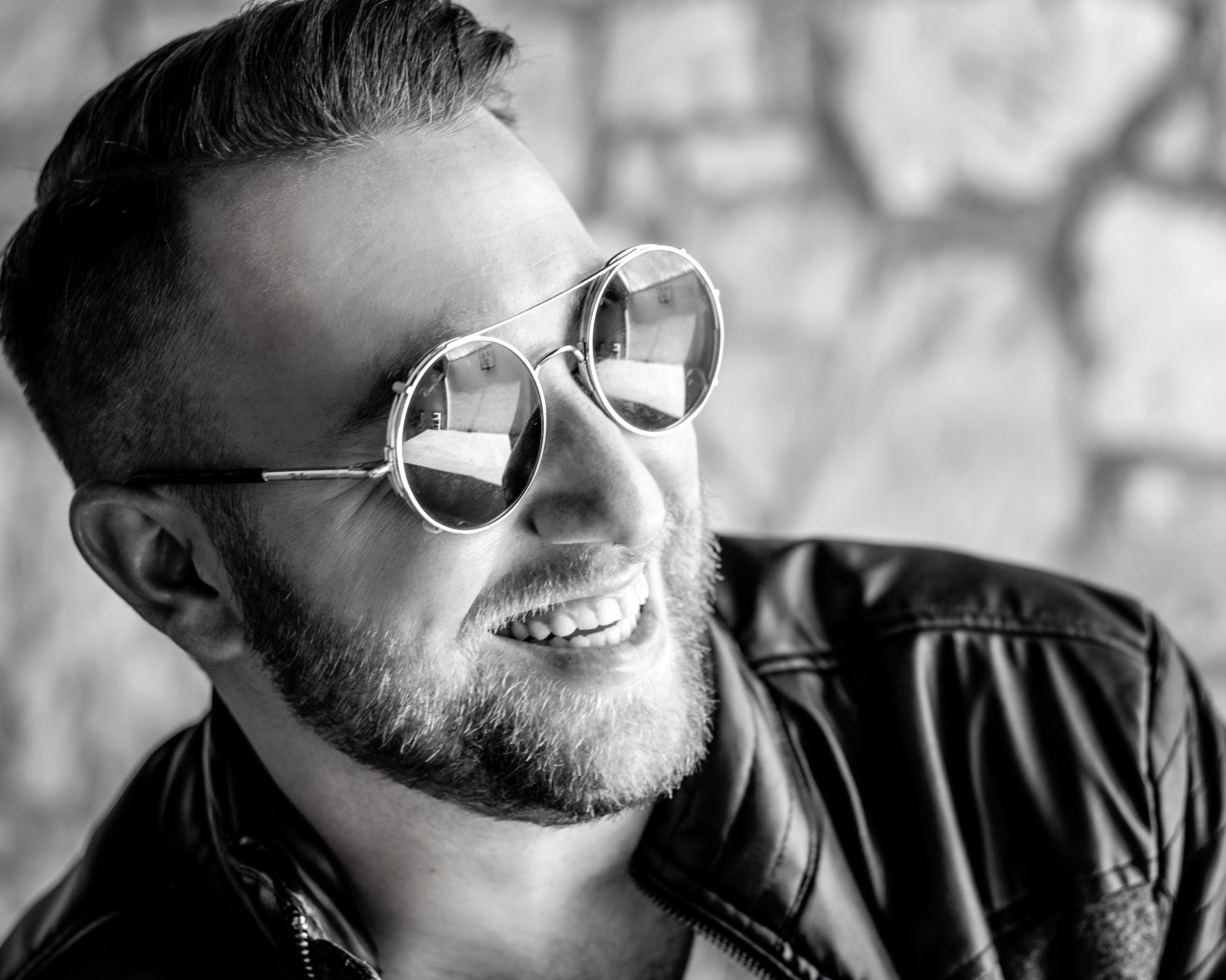 Улыбающийся мужчина модель в очках