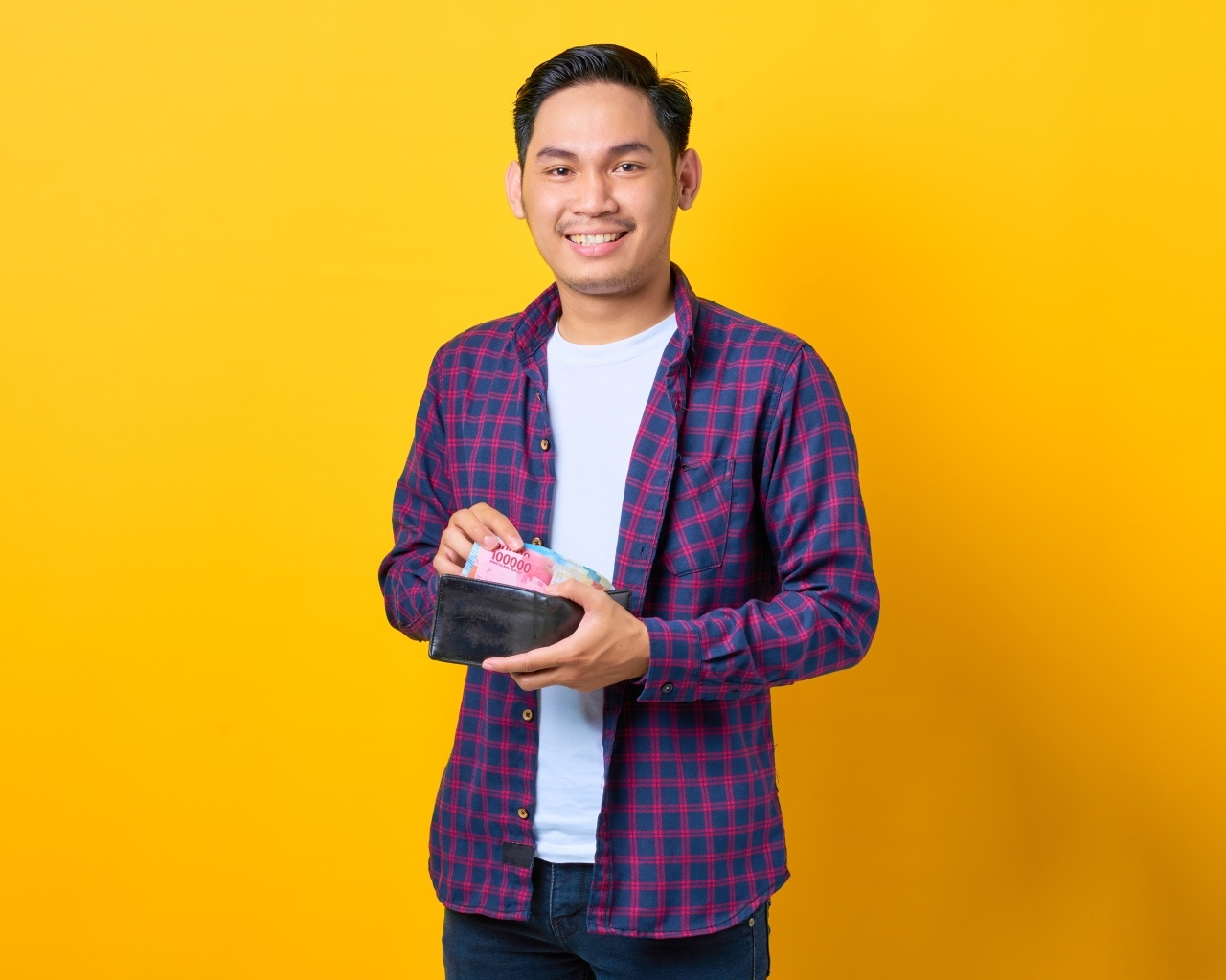 Улыбающийся мужчина с кошельком в руках