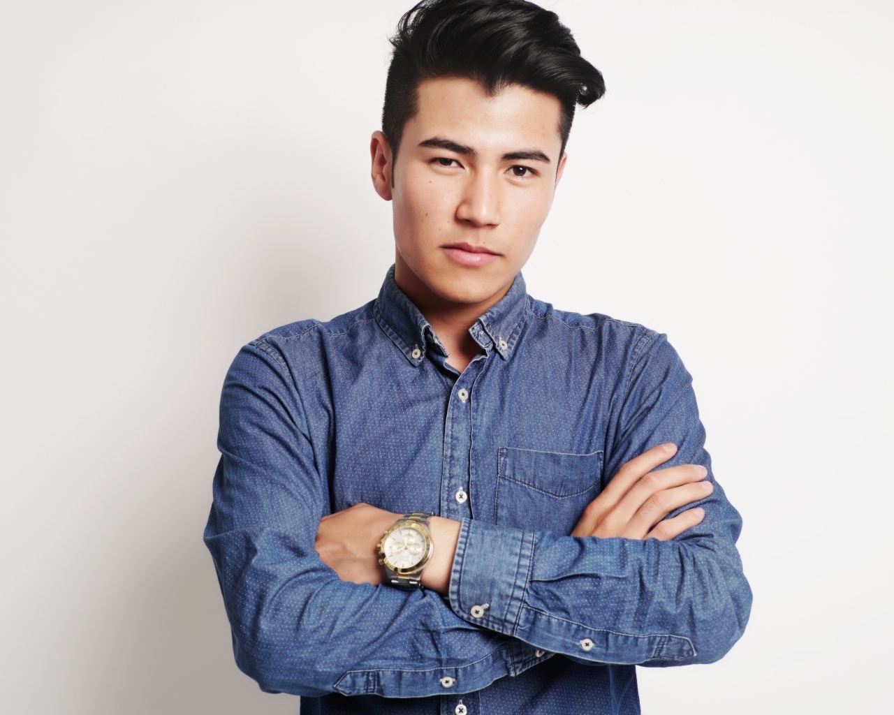 Стильный мужчина модель в синей рубашке 