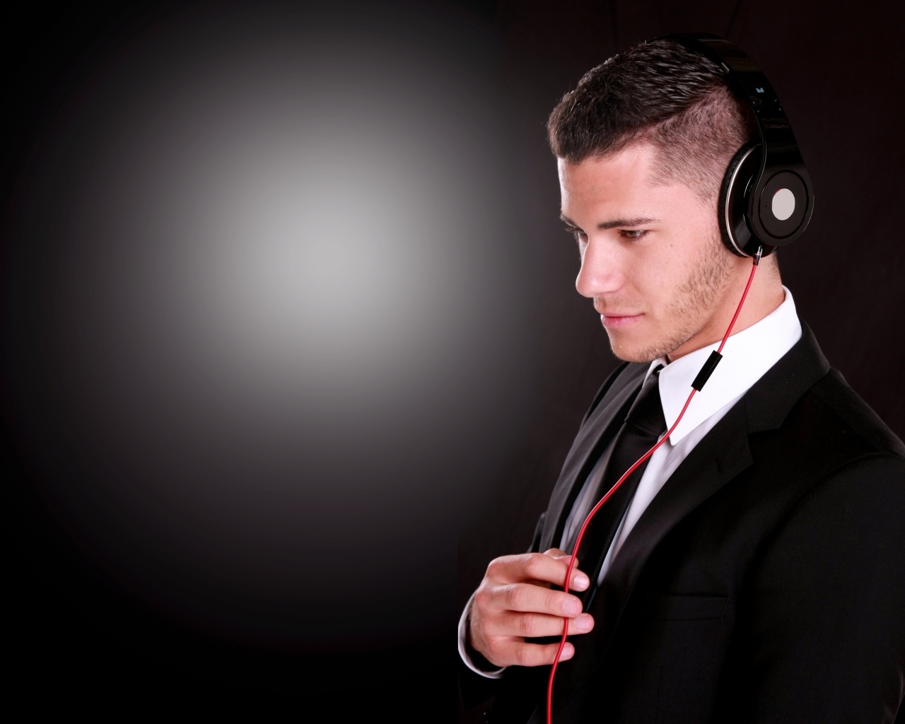 Стильный мужчина с наушниками на голове 