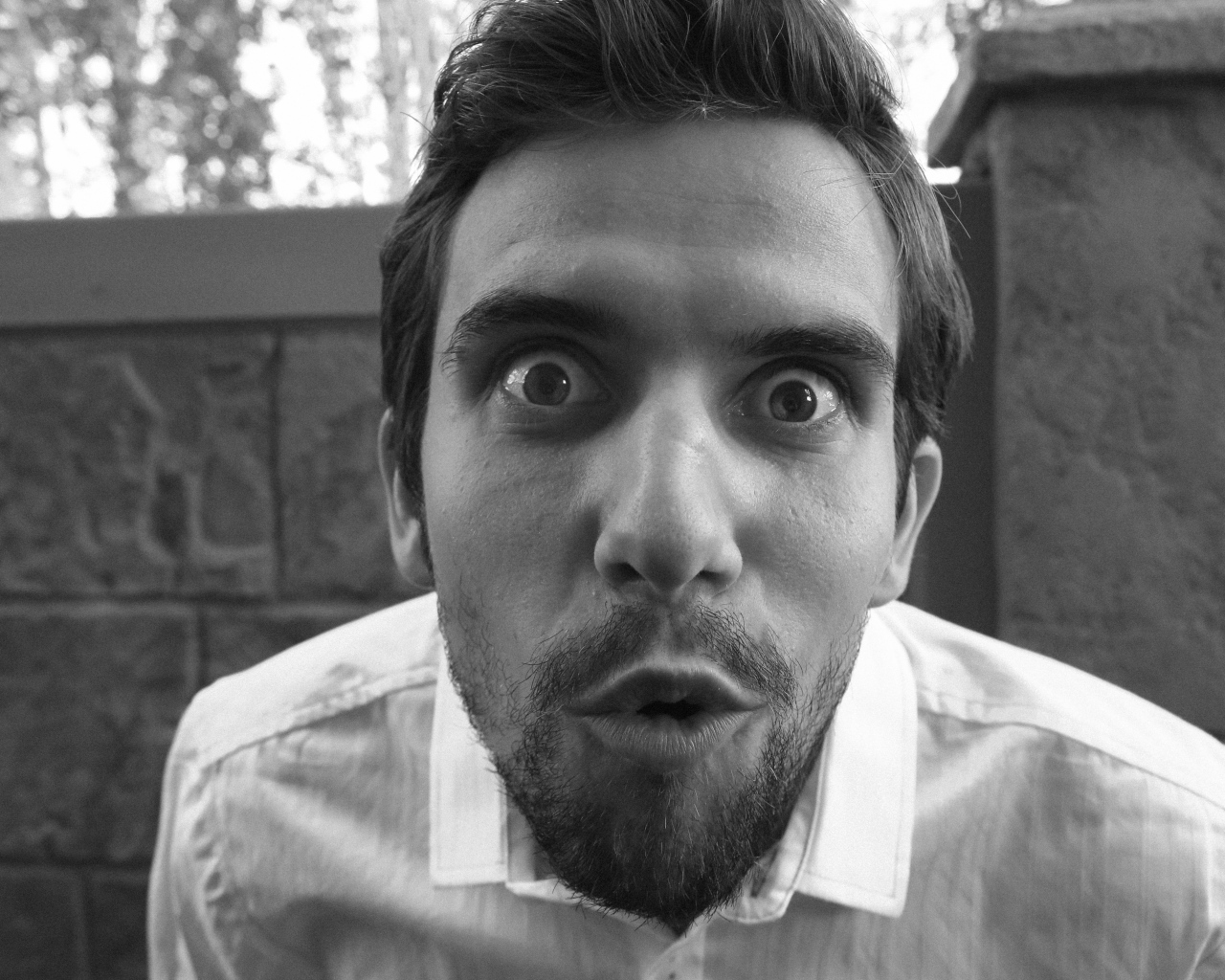 Удивленный взгляд мужчины в белой рубашке