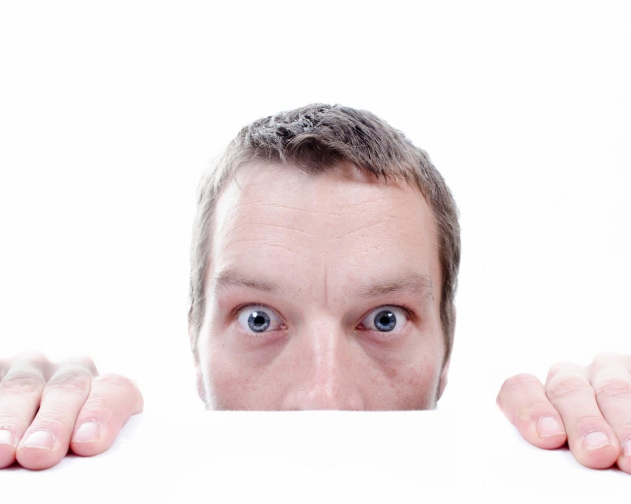 Удивленный взгляд мужчины на белом фоне