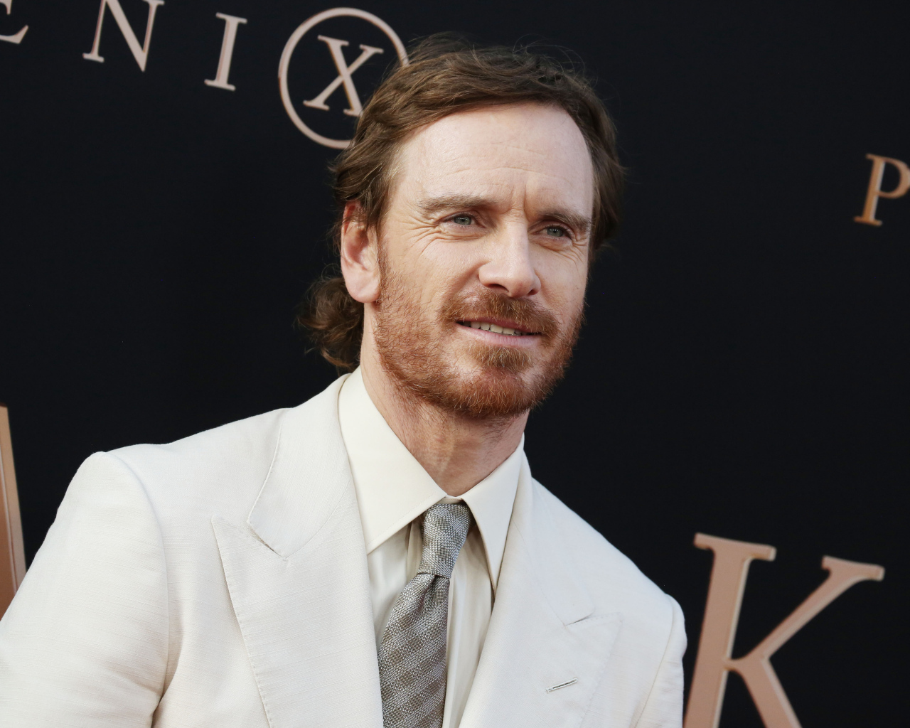 Актер Майкл Фассбендер в белом костюме