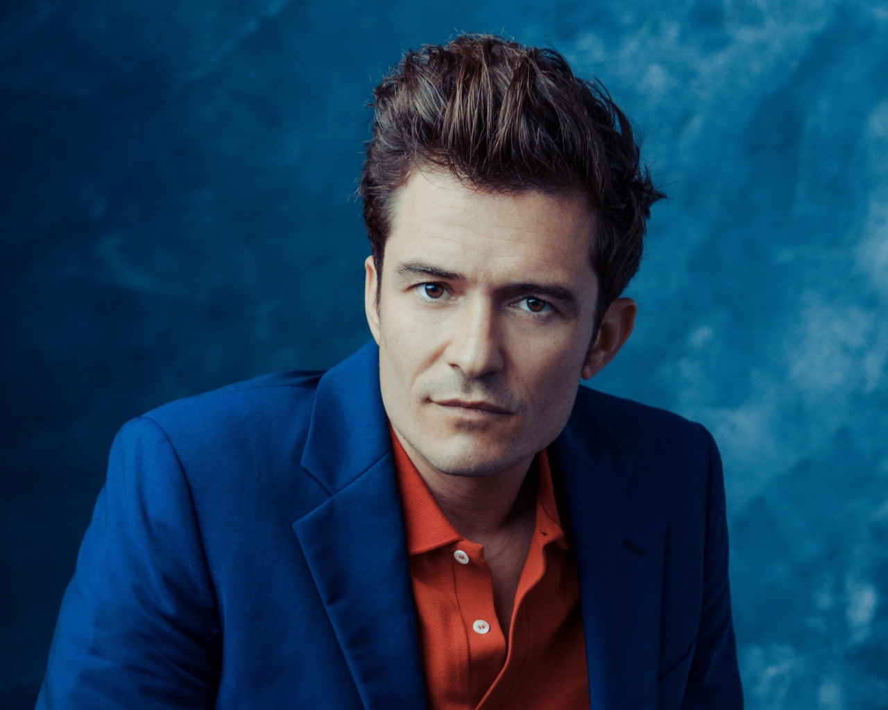 Актер Орландо Блум на синем фоне
