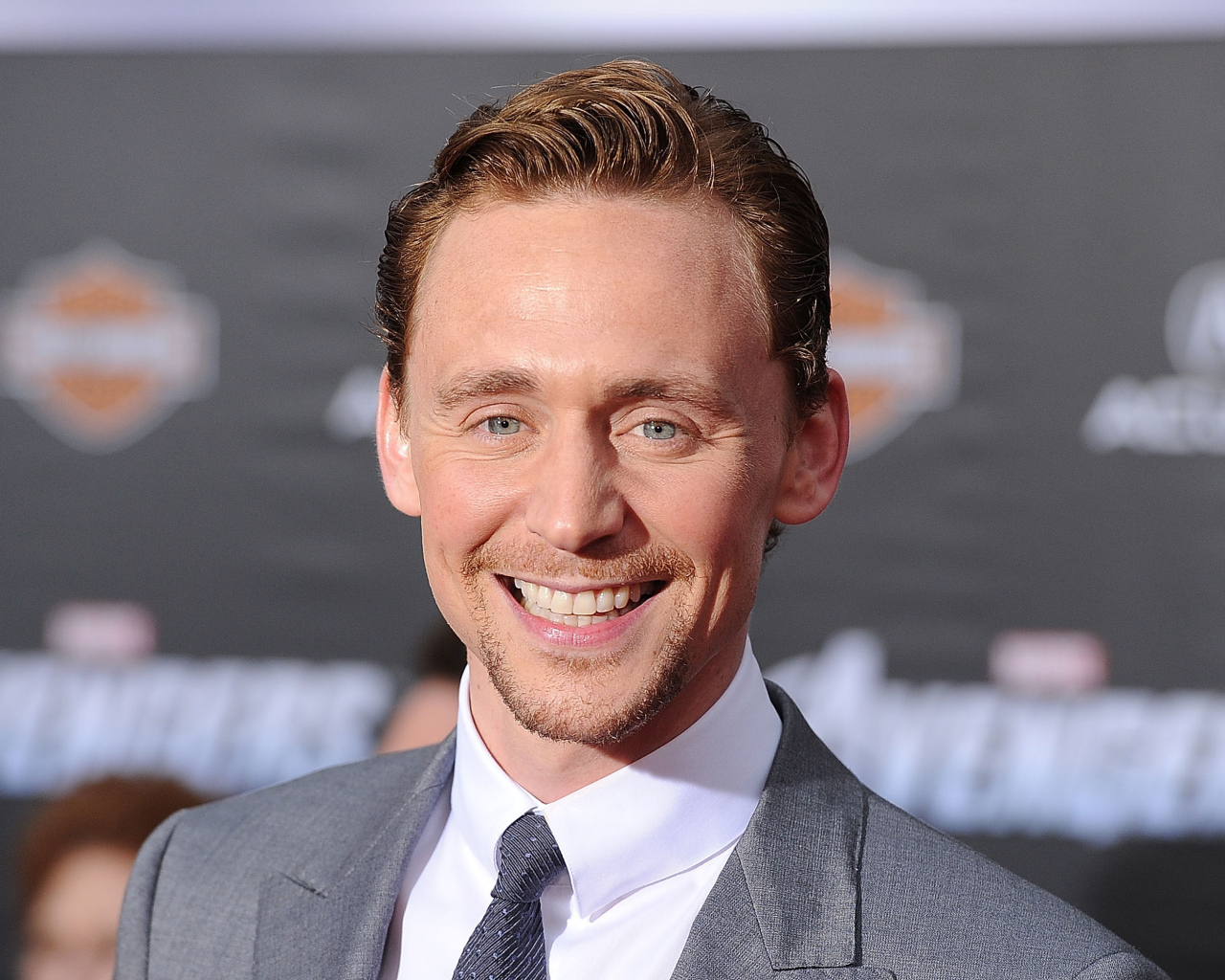 Яркая улыбка актера Тома Хиддлстона