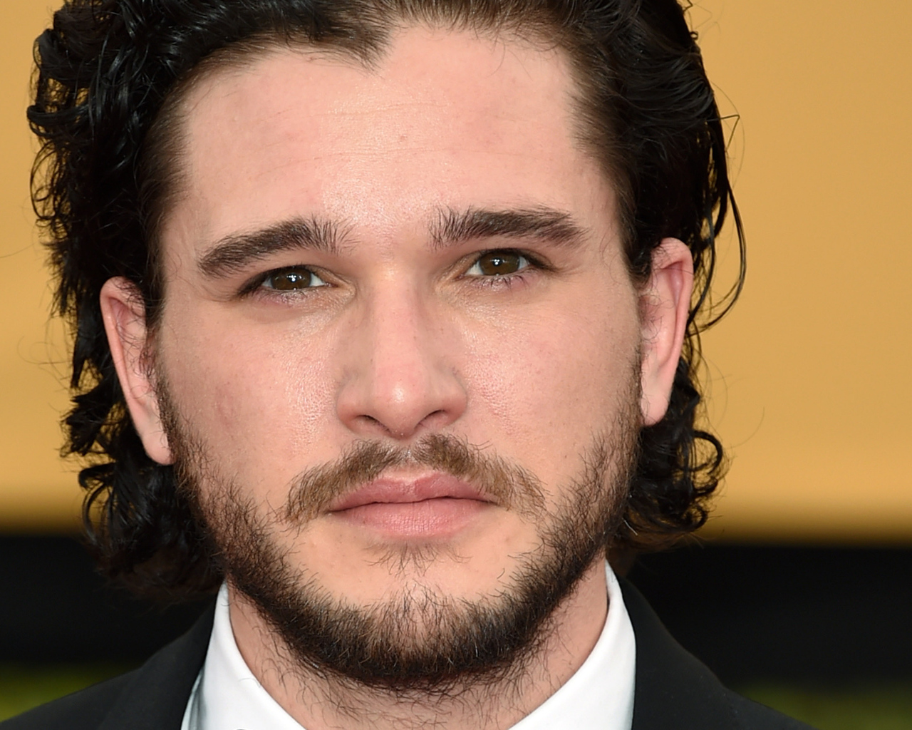 Кареглазый мужчина, актер  Кит Харингтон