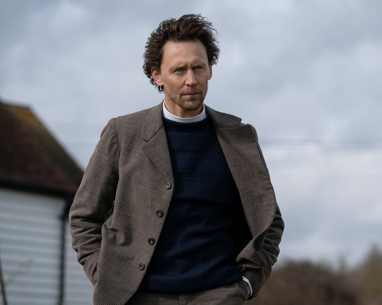 Английский актер Том Хиддлстон в костюме