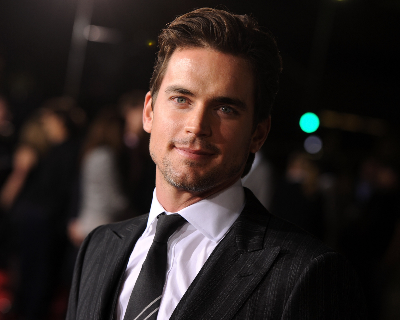 Красивый актер Мэтт Бомер в костюме