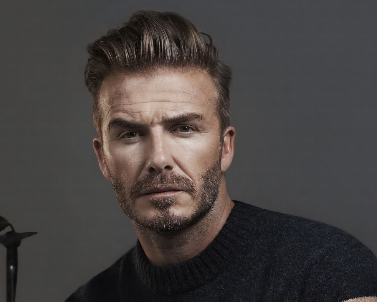 Красивый мужчина Дэвид Бекхэм на сером фоне