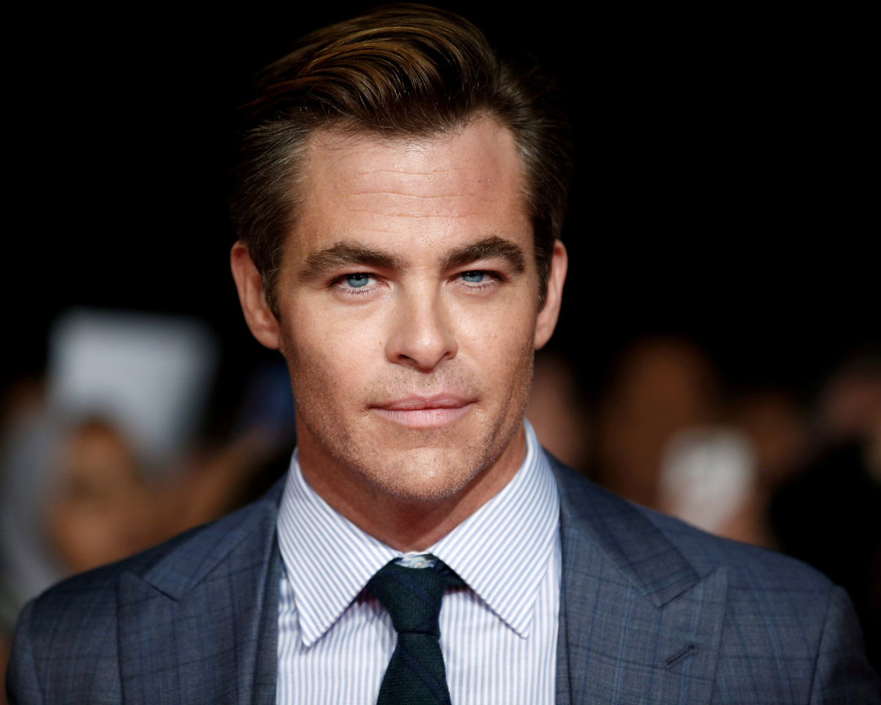 Популярный актер Крис Пайн в костюме