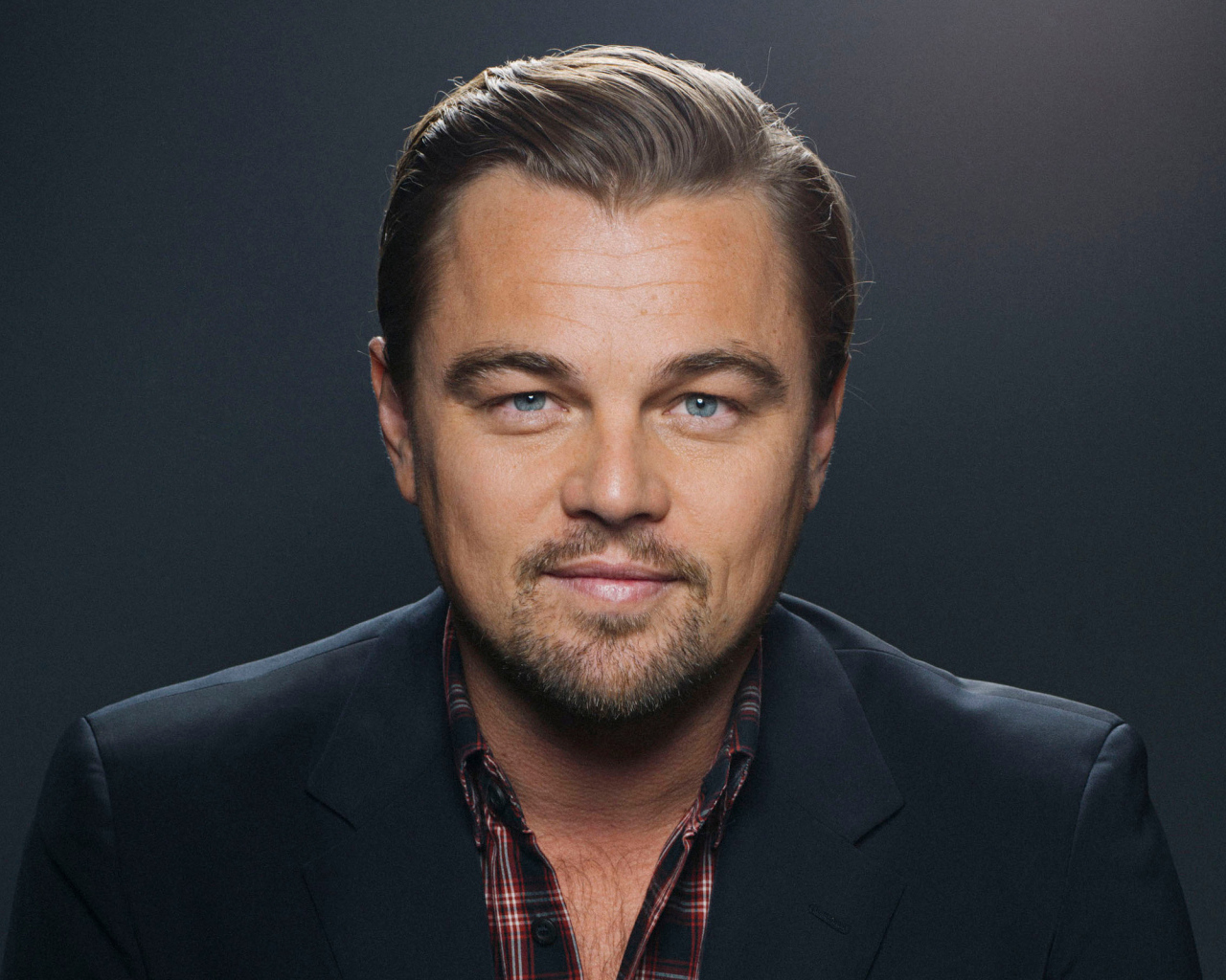 Популярный актер Леонардо ди Каприо на сером фоне