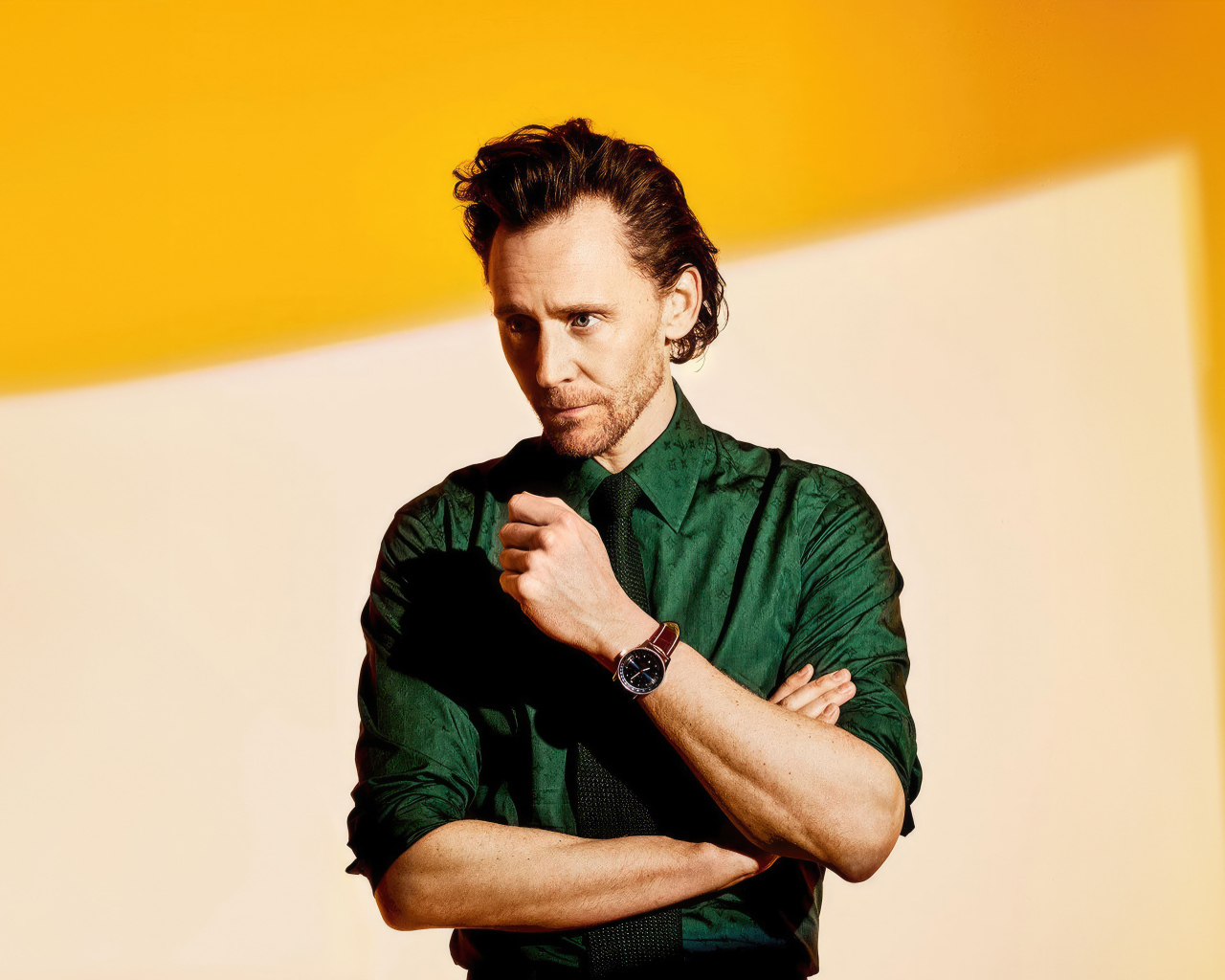 Популярный актер Том Хиддлстон в зеленой рубашке