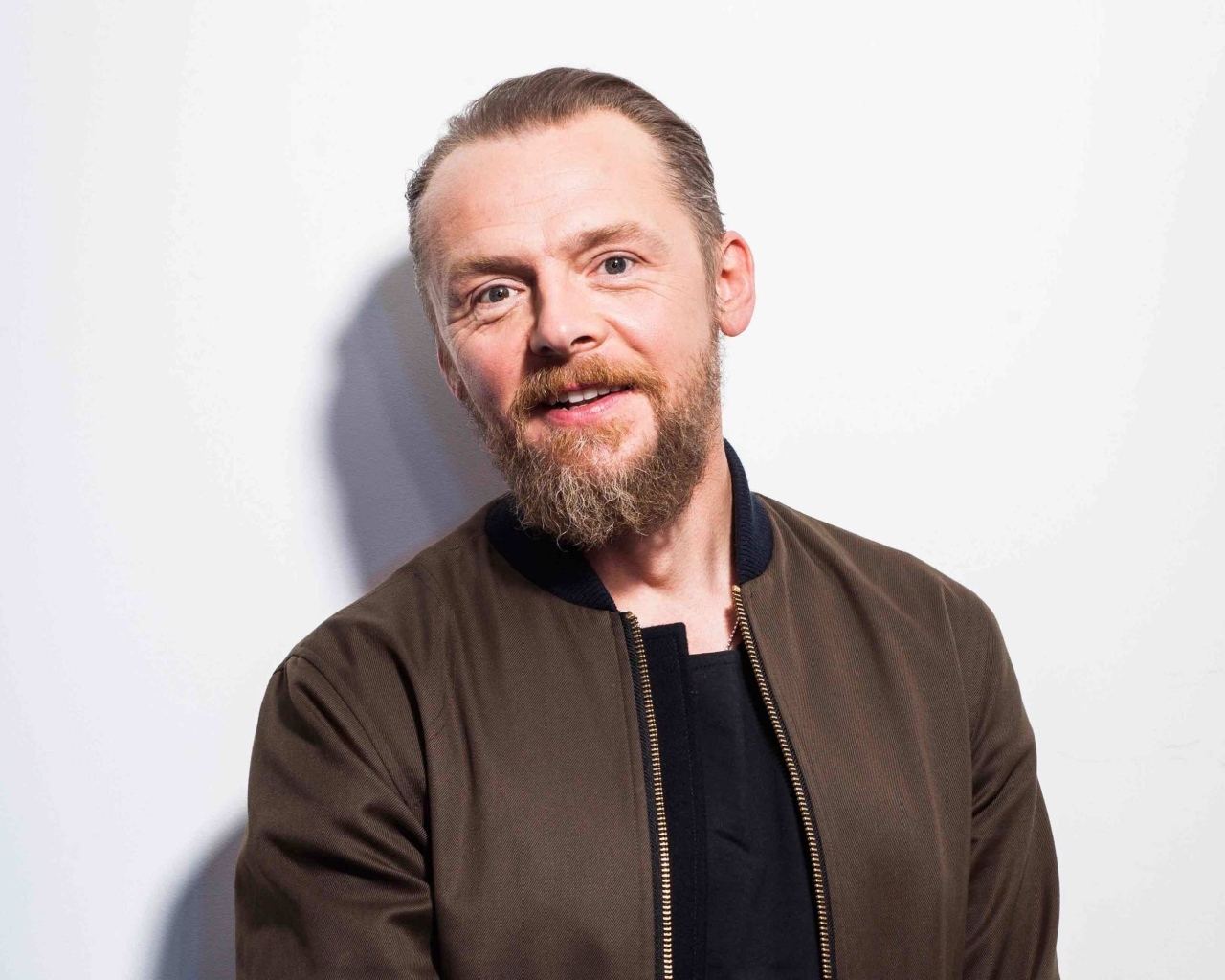 Улыбающийся актер Саймон Пегг на белом фоне