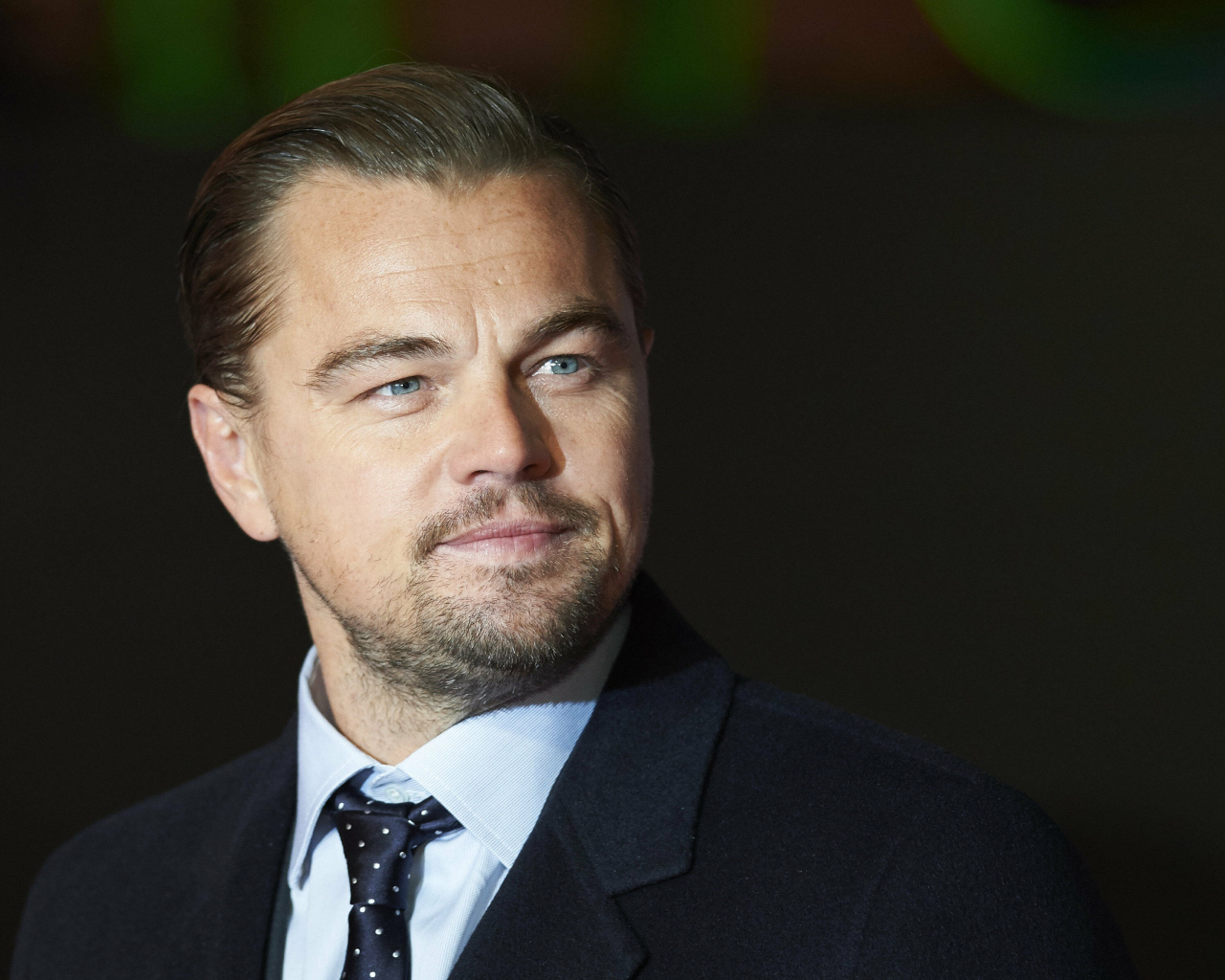 Стильный голубоглазый мужчина, актер Леонардо Ди Каприо