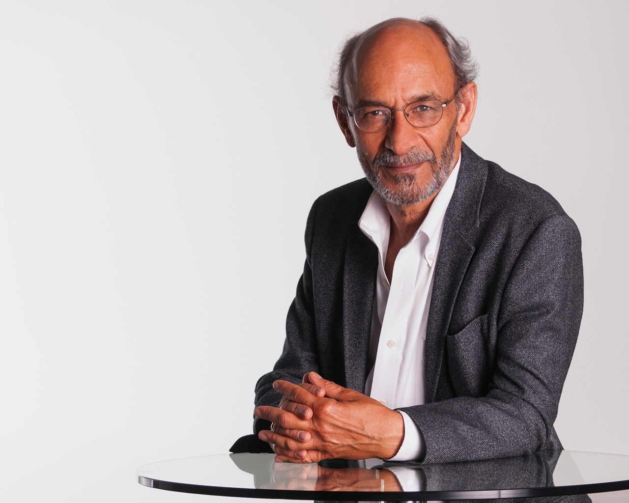 Деловой мужчина в сером костюме