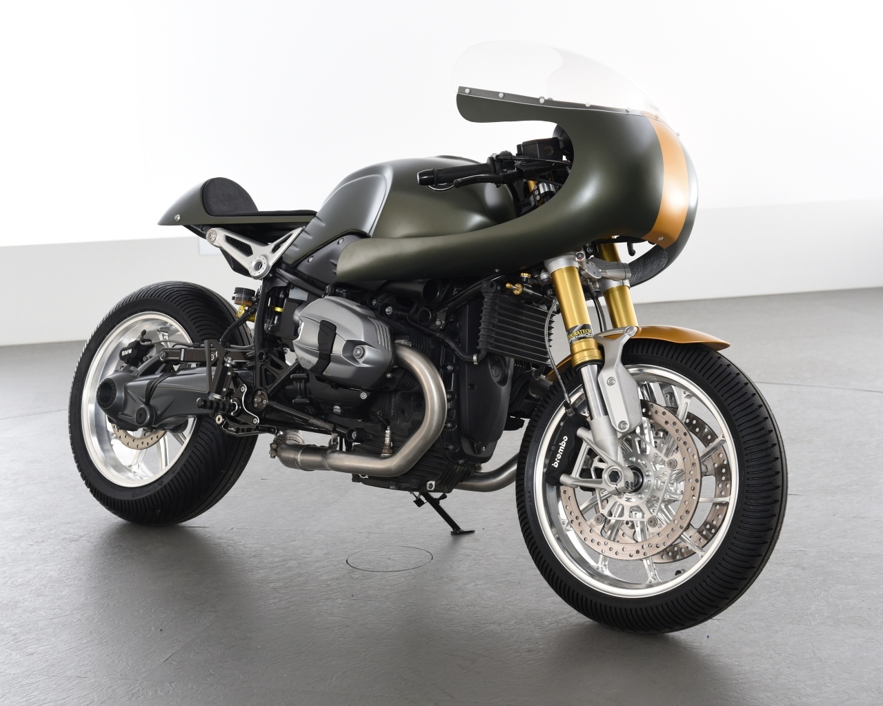 Большой черный мотоцикл  BMW