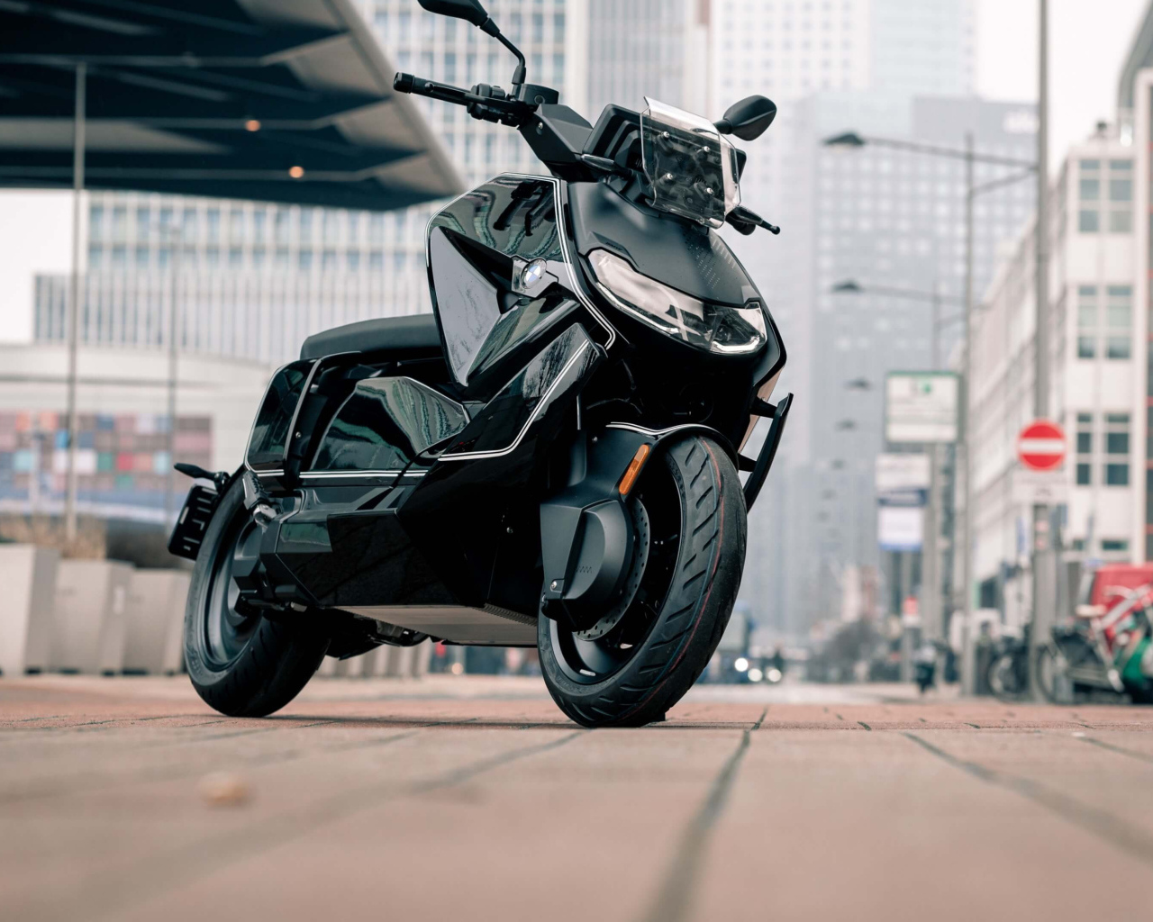 Черный мотоцикл BMW CE 04