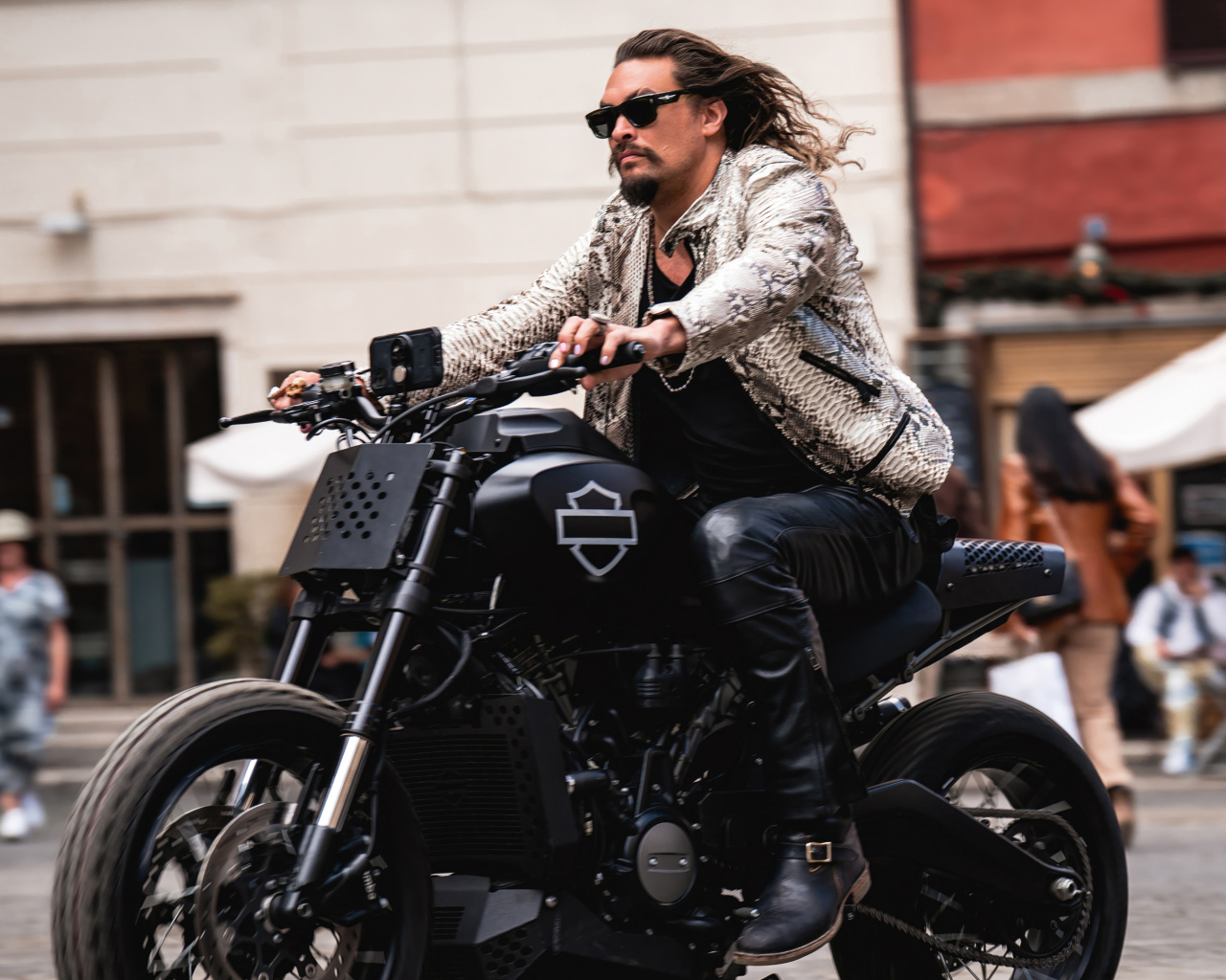 Актер Джейсон Момоа в фильме Форсаж 10