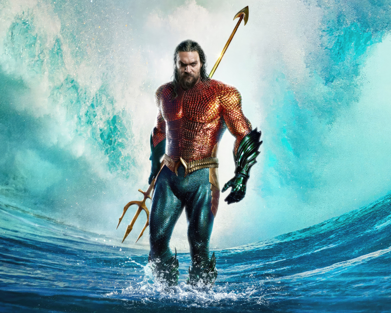 Персонаж Аквамен выходит из воды