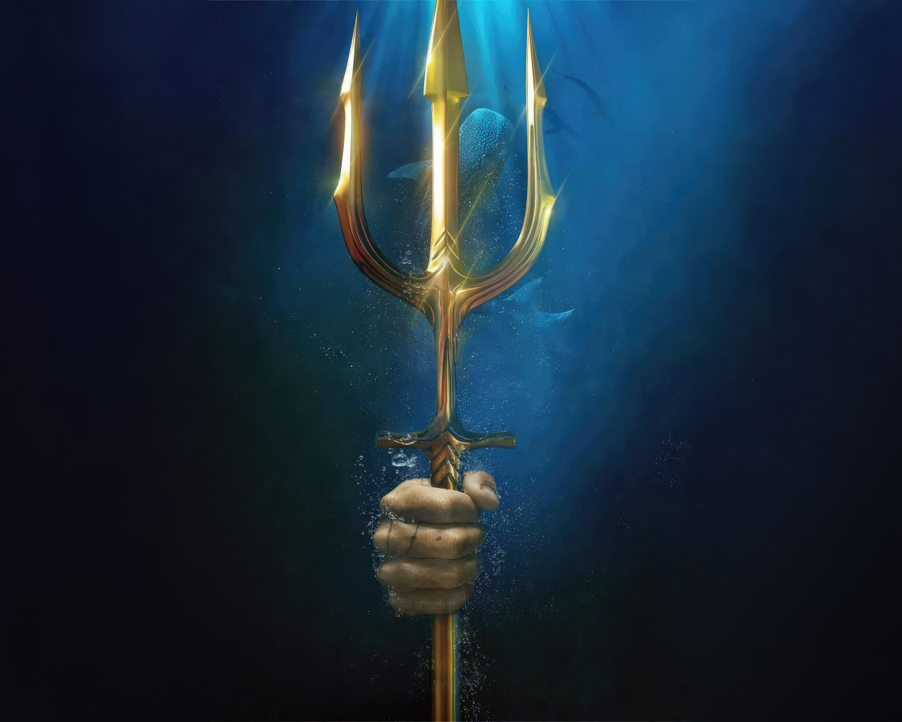 Трезубец Аквамена в руке