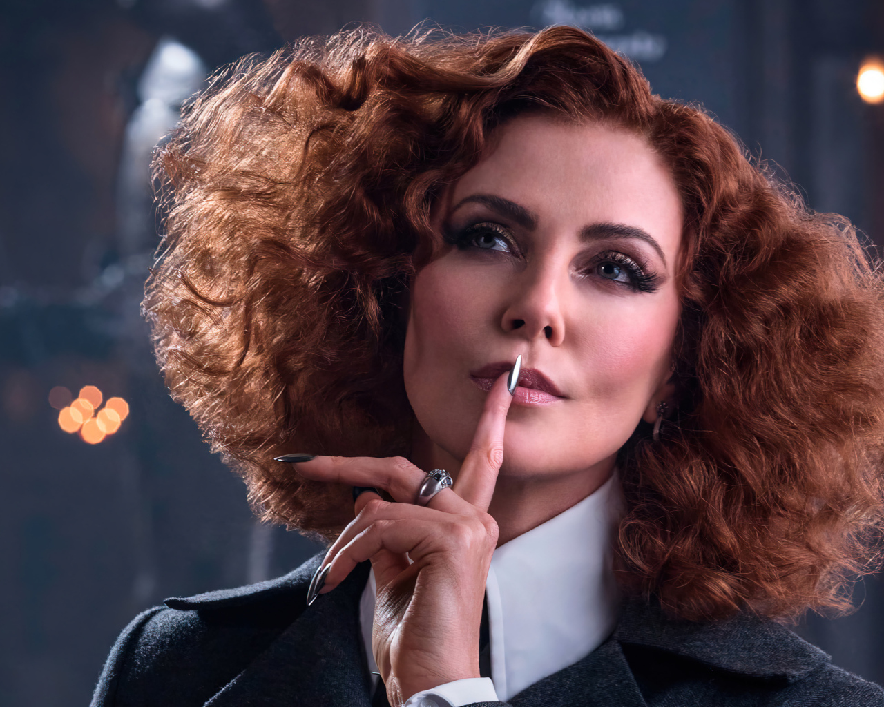 Красивая актриса Шарлиз Терон в фильме Школа добра и зла