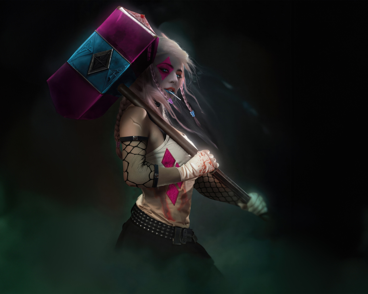 Харли Квин с большим молотом в руках