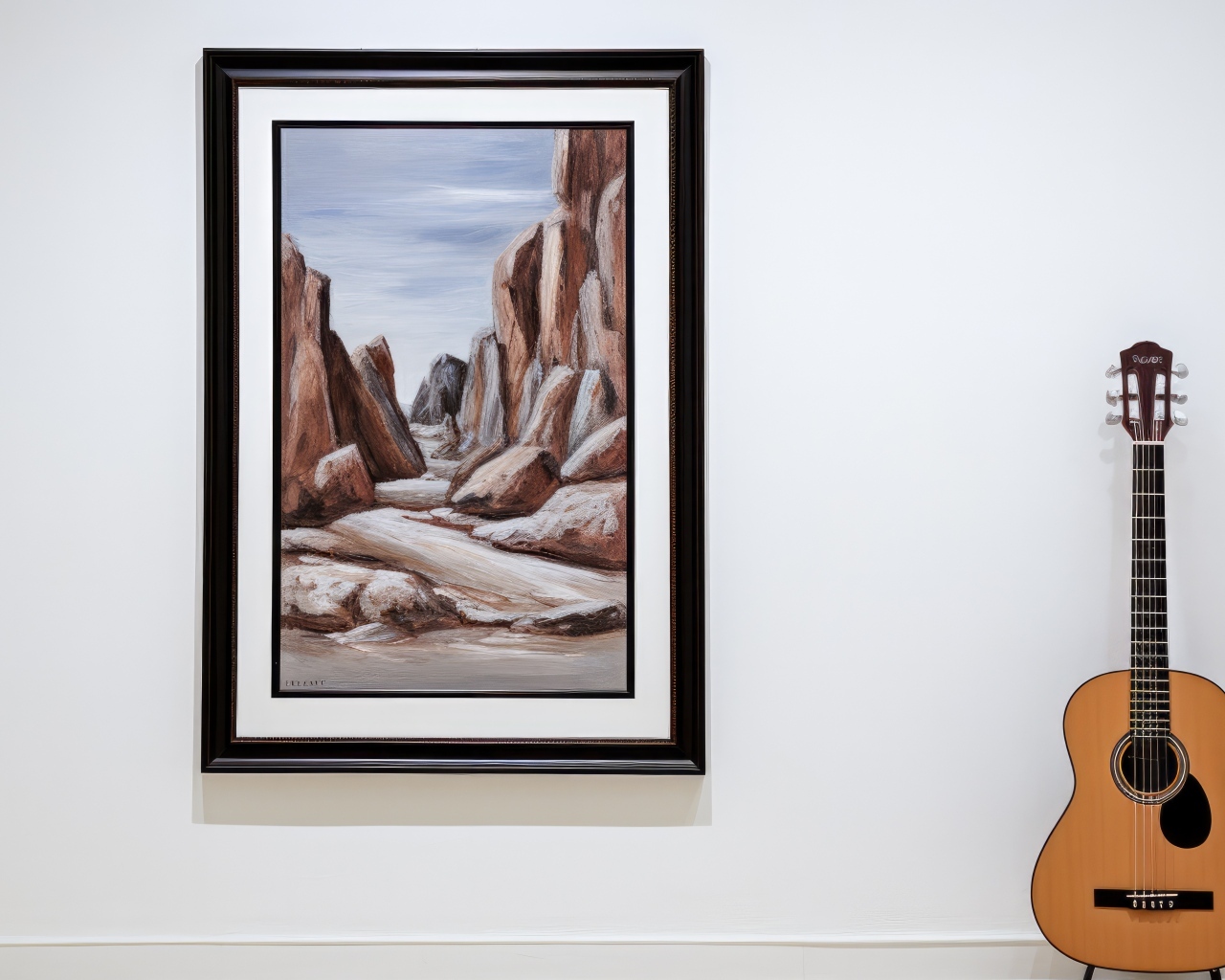 Гитара стоит у стены с большой картиной