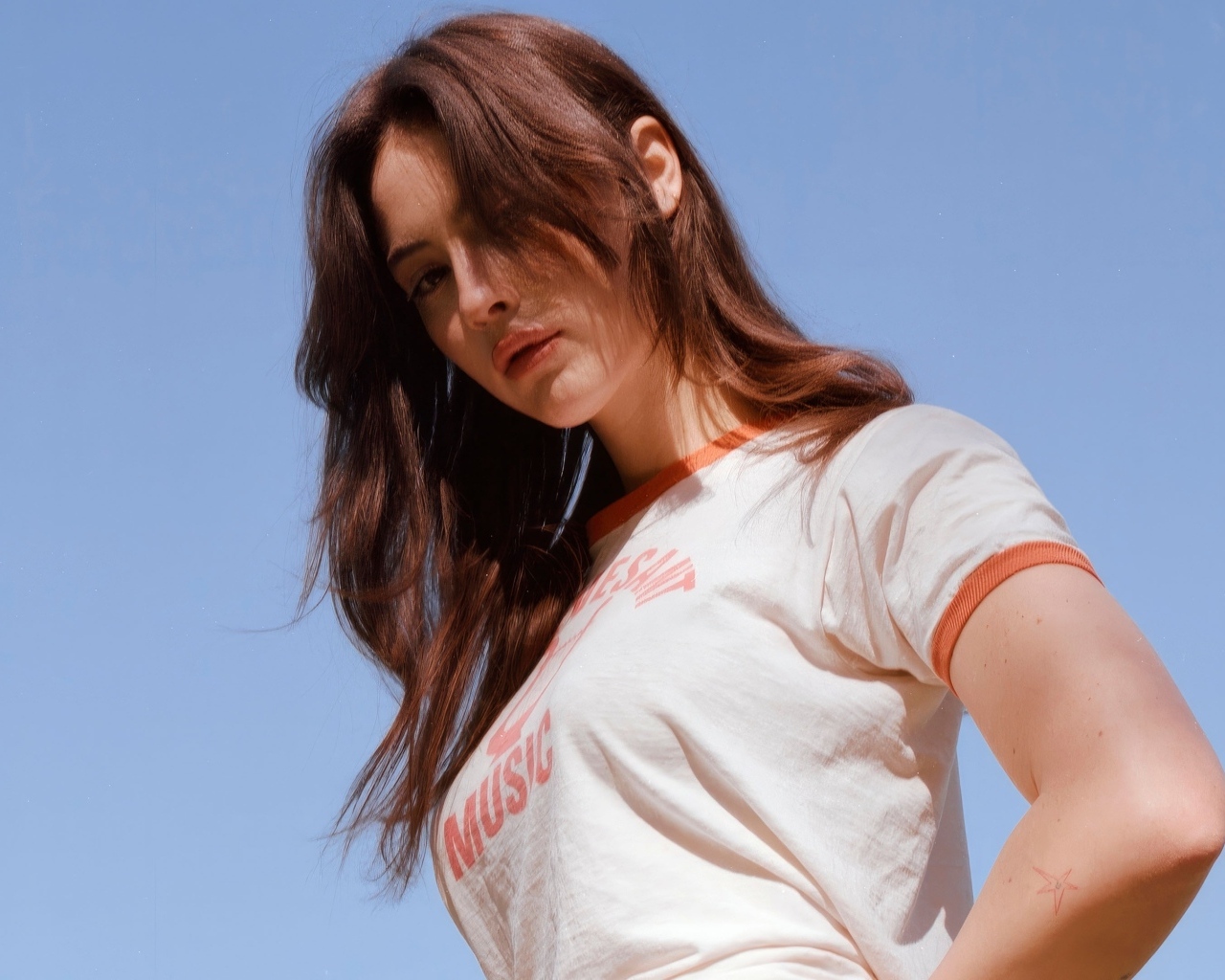 Американская певица Грэйси Абрамс на голубом фоне