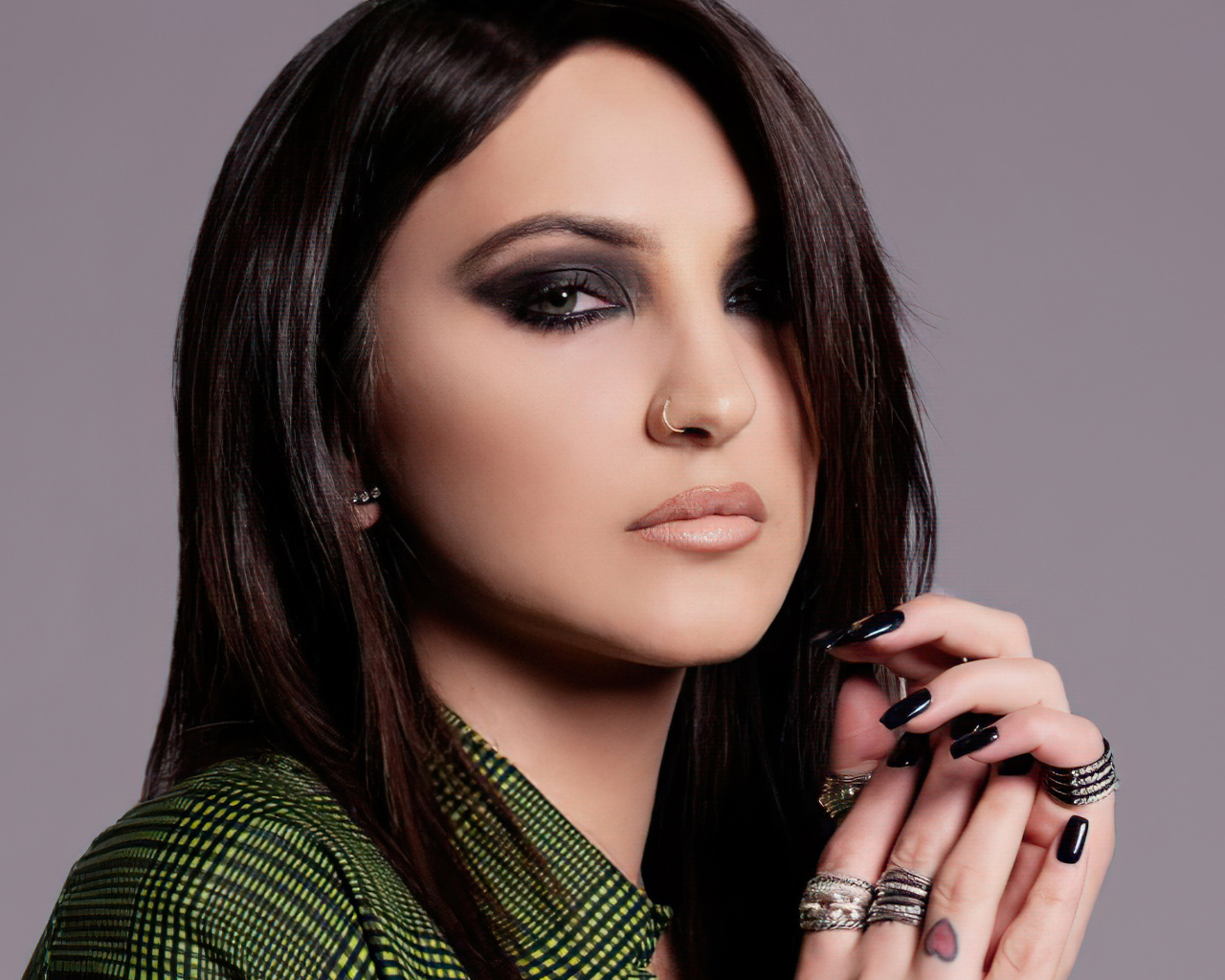 Американская певица Джулия Майклз крупным планом