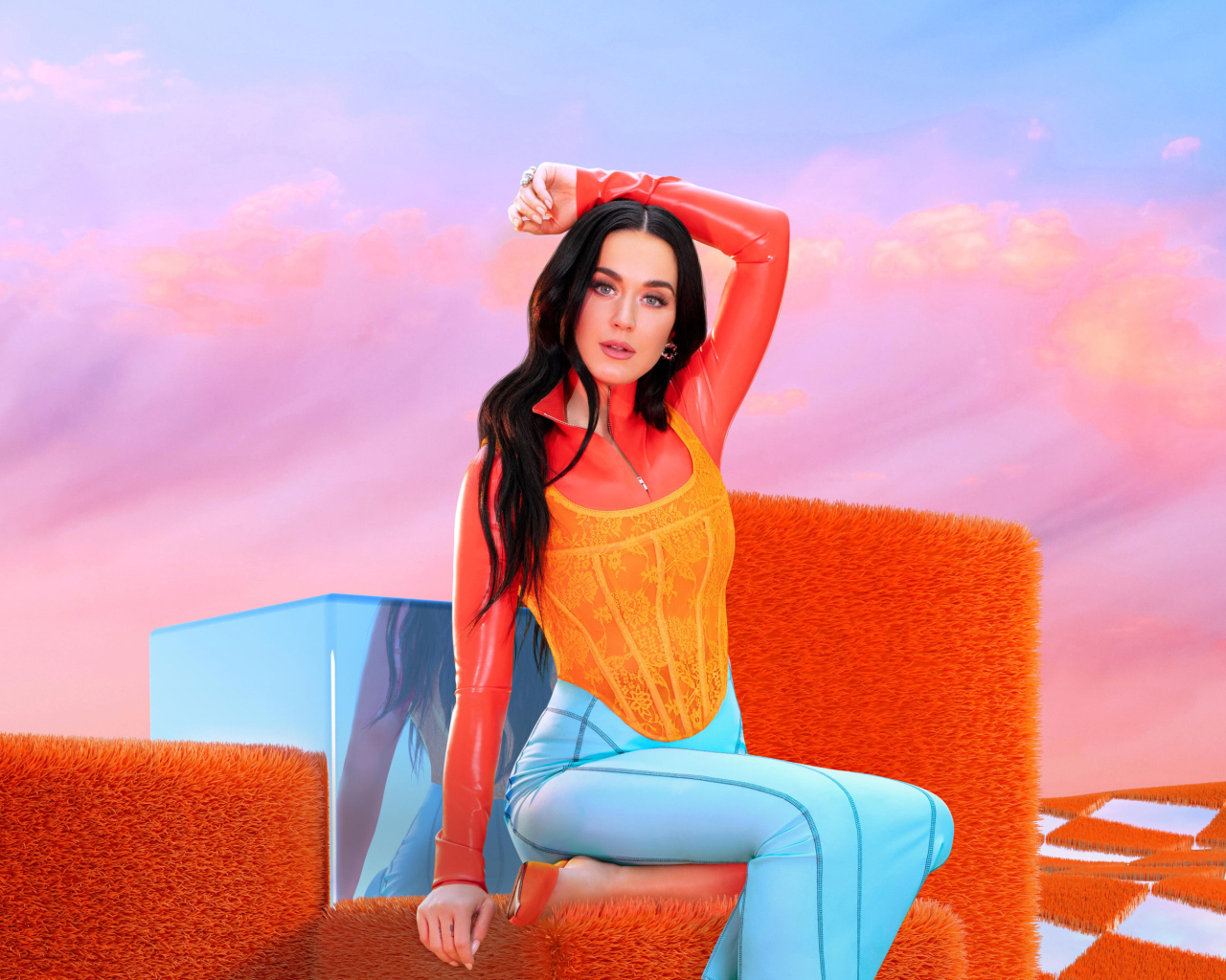 Американская певица Кэти Перри сидит на кубе