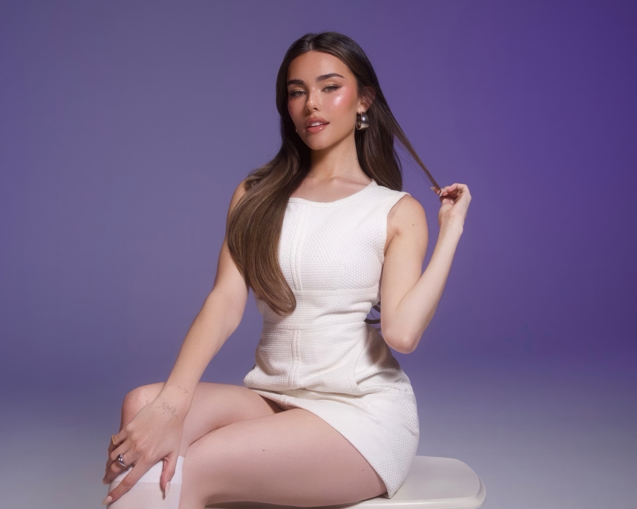 Американская певица Мэдисон Бир в белом платье